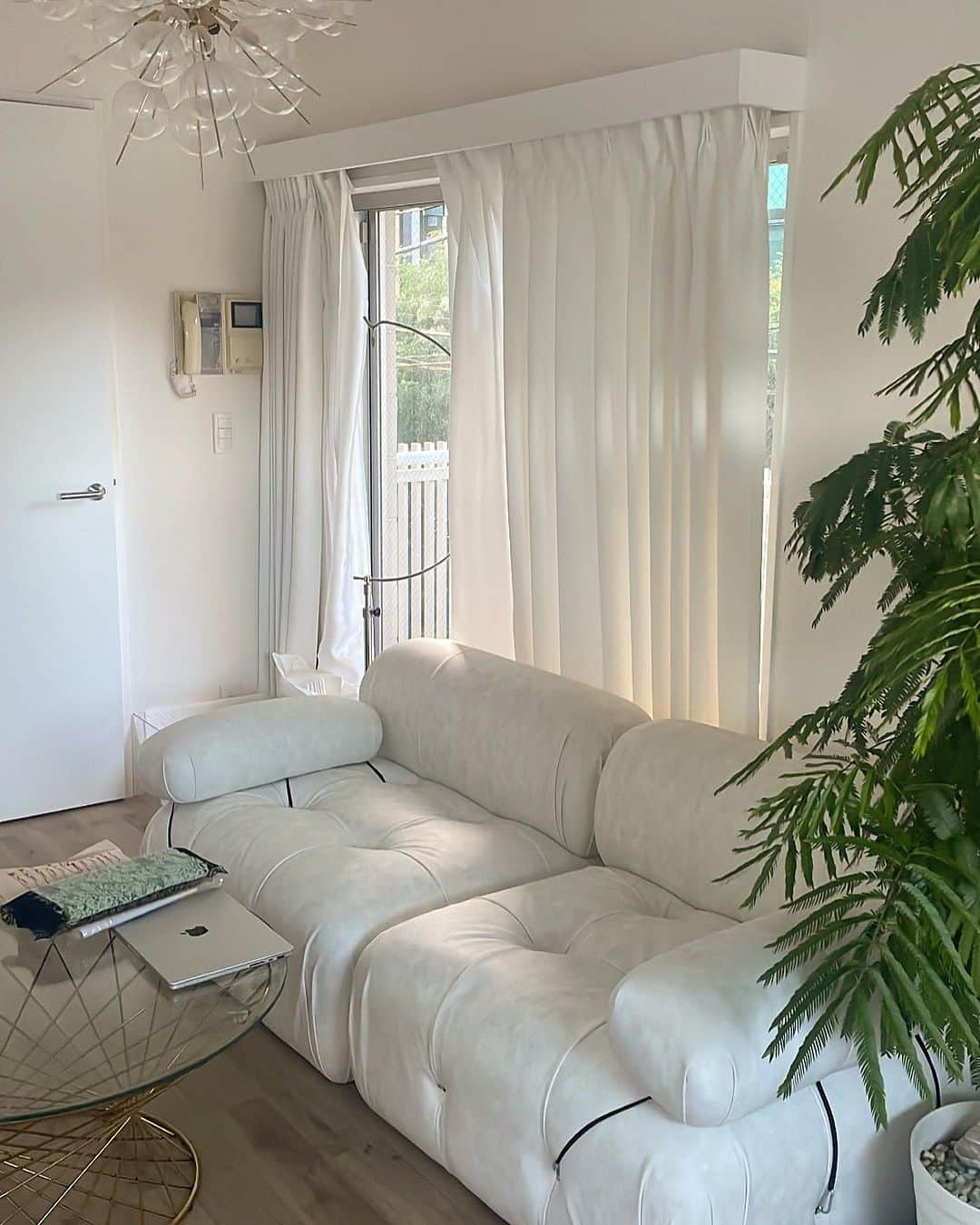Tomomi Teradaのインスタグラム：「The SOFAAA🤍💭⚪️お部屋がいい感じ。  #tomomisroom」