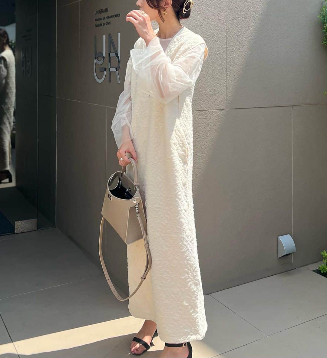 石黒美帆さんのインスタグラム写真 - (石黒美帆Instagram)「少しずつ秋っぽい洋服も 取り入れたいなぁと思う時期🍂♡ ⁡ このワンピース 中のチュールトップスとセットなんです！ トップスだけでもとても使えそう☺︎ ⁡ 展示会ではホワイトのアイテムが豊富でした。 今年は冬も明るいカラーを着たいな🤍 ⁡」8月28日 19時00分 - miho_ishiguro