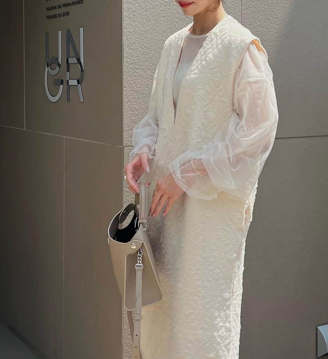 石黒美帆さんのインスタグラム写真 - (石黒美帆Instagram)「少しずつ秋っぽい洋服も 取り入れたいなぁと思う時期🍂♡ ⁡ このワンピース 中のチュールトップスとセットなんです！ トップスだけでもとても使えそう☺︎ ⁡ 展示会ではホワイトのアイテムが豊富でした。 今年は冬も明るいカラーを着たいな🤍 ⁡」8月28日 19時00分 - miho_ishiguro
