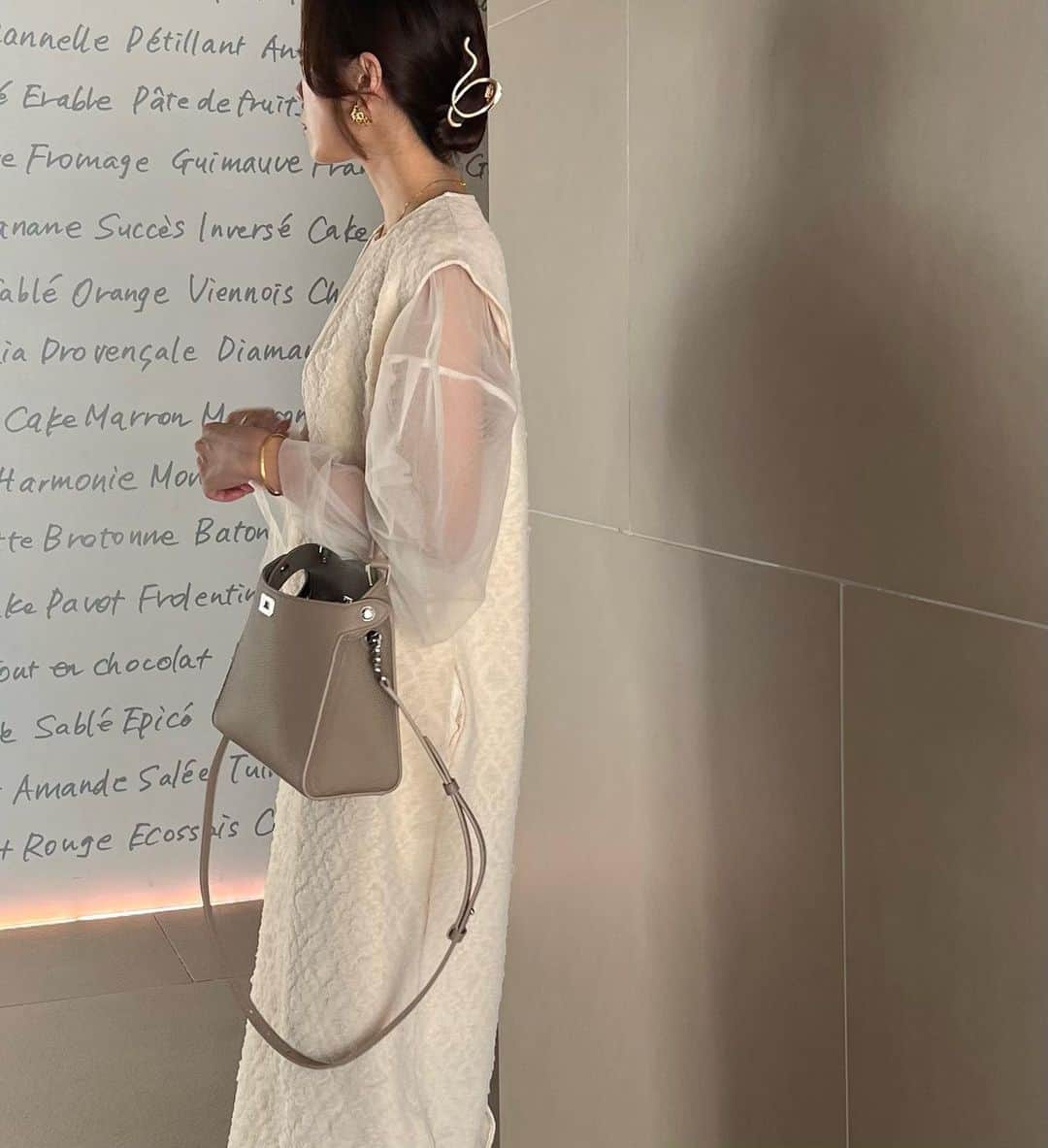 石黒美帆のインスタグラム：「少しずつ秋っぽい洋服も 取り入れたいなぁと思う時期🍂♡ ⁡ このワンピース 中のチュールトップスとセットなんです！ トップスだけでもとても使えそう☺︎ ⁡ 展示会ではホワイトのアイテムが豊富でした。 今年は冬も明るいカラーを着たいな🤍 ⁡」