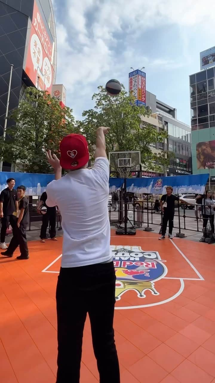 レッドブルのインスタグラム：「あなたのシュートは何点？😏🏀 ストリートシュートチャレンジ⚡️  #RedBullHalfCourt #レッドブル #翼をさずける #バスケ #3X3 #シュート #バスケW杯」