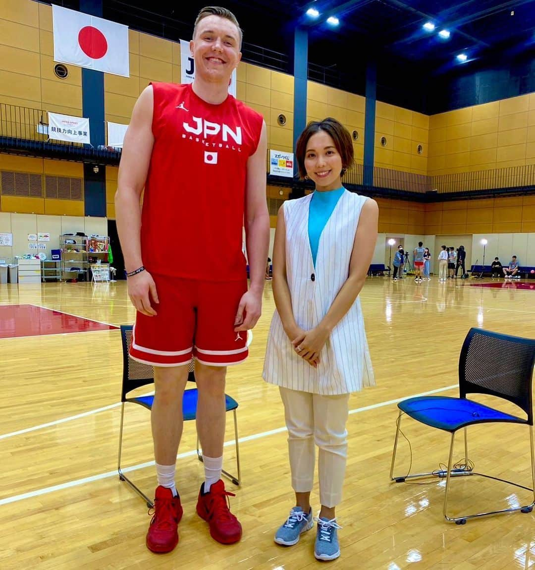 ヒロド歩美のインスタグラム：「バスケW杯🏆フィンランド🇫🇮戦🏀 歴史的勝利、本当におめでとうございます✨✨現場ではブースターだけでなく、選手やチームを追いかけ続けたメディアの皆さんも歓喜と涙でした． 試合直後のインタビューゾーンでは、全選手の表情を見ることができましたが、充実感に溢れていて、見ているだけでこちらも満たされるそんな空間でした． 今夜の報道ステーションでは、フィンランド戦を振り返ります！そして、大会前のジョシュ・ホーキンソン選手インタビューをお届けいたします🎤 #ヒロドの小ネタ 17歳まで野球とバスケを両立していたそうで、野球で一緒にプレーしていたチームメイトは現在メジャーでも活躍しているそうです！⚾️  #fibawc」