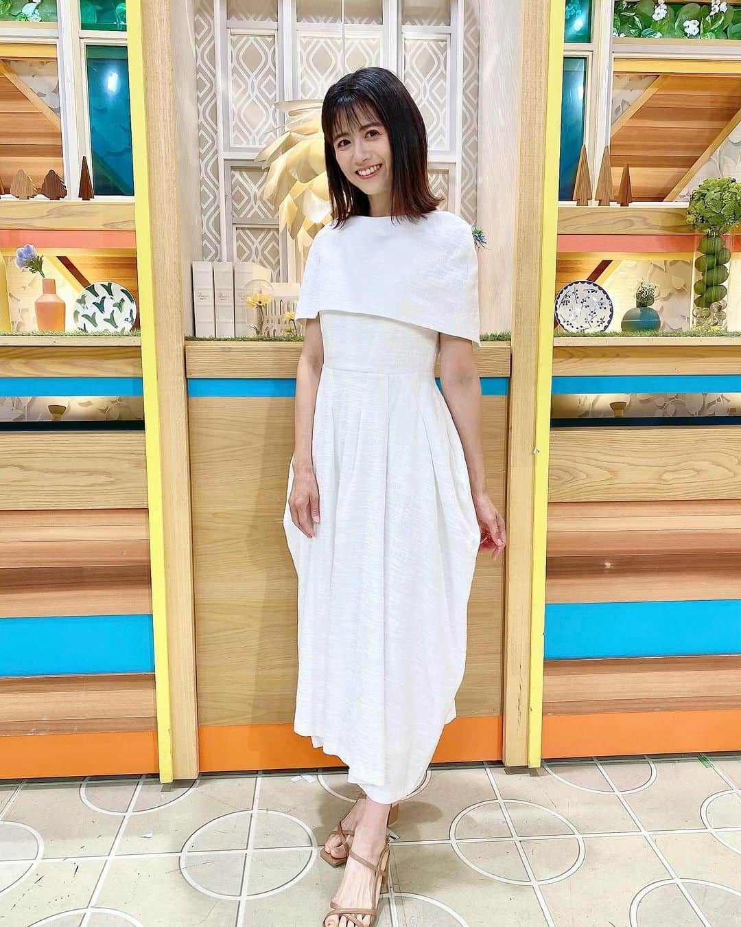 松尾依里佳さんのインスタグラム写真 - (松尾依里佳Instagram)「🌺  今朝はベランダのハイビスカスが ２輪一緒に咲いていて 幸せな気持ちで生放送に☺️  ひるおびご覧くださったみなさま ありがとうございました🩷  本日の白いお衣装は @laubeblanc のワンピースで 重ねたケープが可愛いんです💕  #ひるおび @hiruobi_tbs」8月28日 19時02分 - erika.matsuo