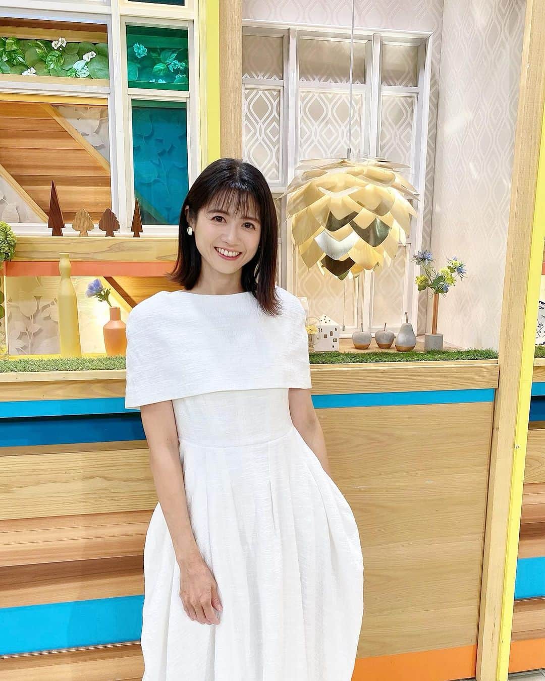 松尾依里佳さんのインスタグラム写真 - (松尾依里佳Instagram)「🌺  今朝はベランダのハイビスカスが ２輪一緒に咲いていて 幸せな気持ちで生放送に☺️  ひるおびご覧くださったみなさま ありがとうございました🩷  本日の白いお衣装は @laubeblanc のワンピースで 重ねたケープが可愛いんです💕  #ひるおび @hiruobi_tbs」8月28日 19時02分 - erika.matsuo