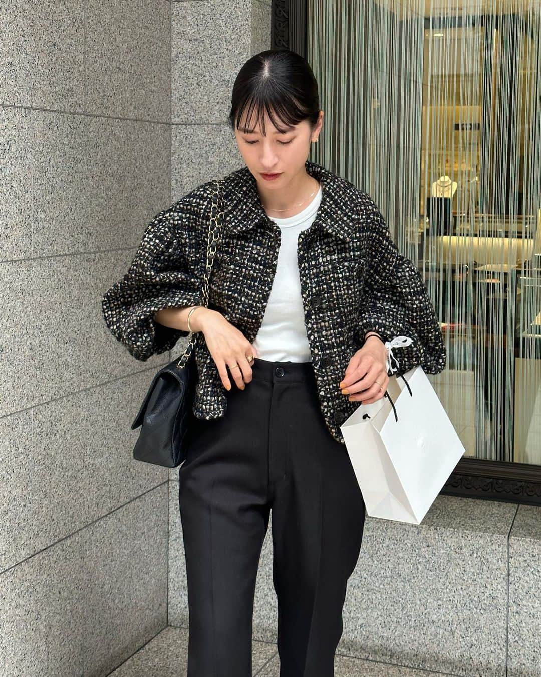 松本恵奈のインスタグラム：「明日発売のツィードJK♡  MADE IN JAPANのCLANEオリジナルツィード生地を使用しています◯ ループ糸や細番/太番などの色々な種類の糸をMIXさせ織り上げた立体感のある生地に仕上げまし た。 かすり染の糸を入れ込む事で色合いにより深みと表情を加えたCLANE拘りのツィード生地です！ 今季はコンパクトなサイズ感に大胆なパフスリーブがポイントのシルエットでTOPS感覚でも着て頂けるように仕上げました◯ 袖丈はあえて7分丈にし、手首から腕時計やアクセサリーが見えるようにしています。 シャツや長袖をレイヤーしたスタイリングもオススメだよ！ コンパクトなサイズ感なので低身⻑の方でもバランス良く着て頂ける一枚です♡ 是非お楽しみに！ #clane #新作」