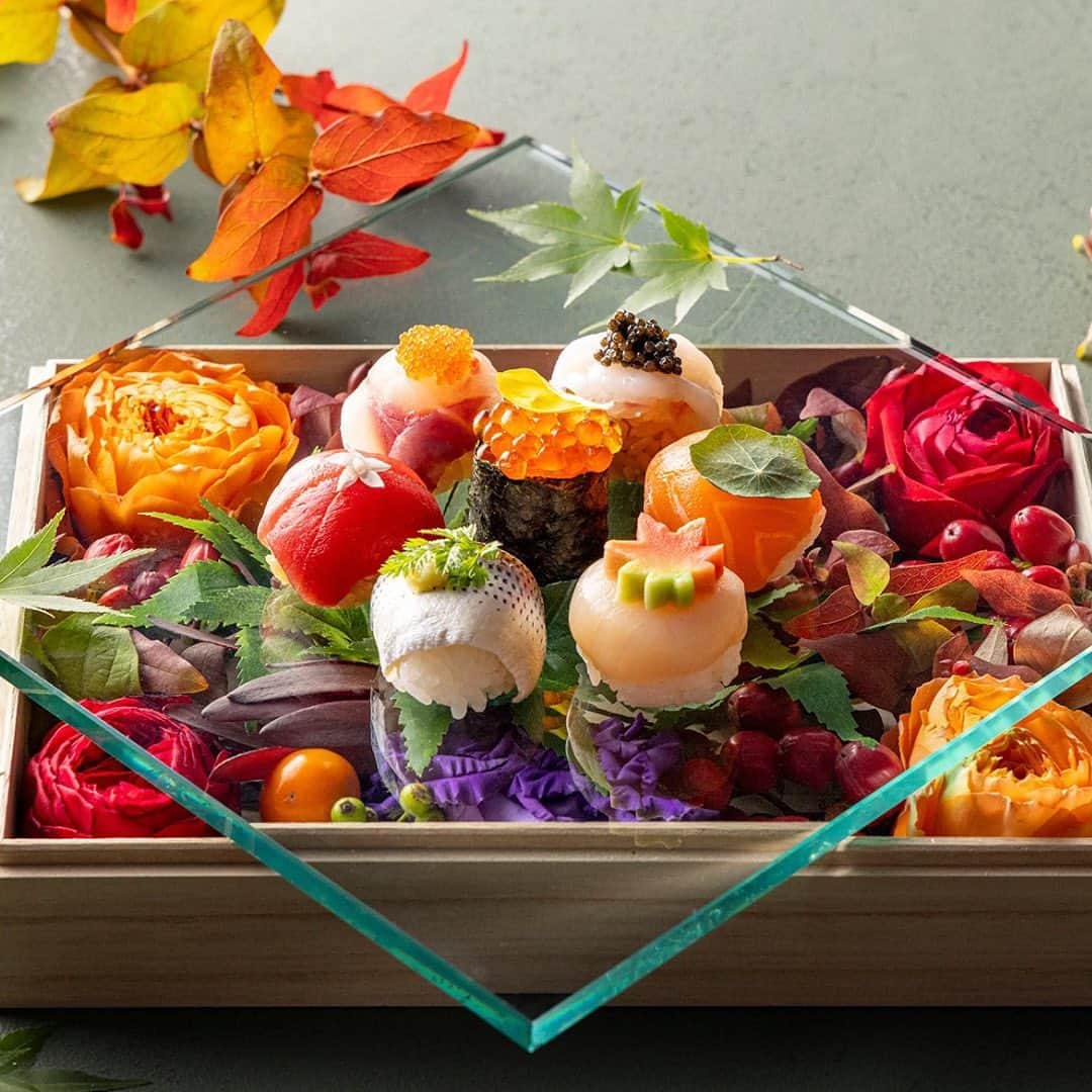ヒルトン東京のインスタグラム：「【秋の華てまり寿司🍁】  秋の装いで贈るおしゃれな手毬寿司ランチプランをご用意いたしました💐  花葉や木の実が敷き詰められたボックス上に、花のつぼみを思わせる手毬寿司が彩り鮮やかに並びます。  食後には6層からなる贅沢マロンパフェがセットに🌰  日本料理「十二颯」で秋の味覚をご堪能ください✨  【開催情報】 場所：ヒルトン東京 2階　日本料理「十二颯」 開催期間：9月4日（月）～11月5日（日） 営業時間：11：30am～3：00pm(1日限定20食)  #ヒルトン #ヒルトン東京 #hilton #hiltontokyo #ホテル #hotel #ホテル女子会 #華 #てまり寿司 #華てまり寿司 #十二颯 #日本料理 #和食ランチ #寿司 #お寿司 #寿司ランチ #新宿 #新宿グルメ #新宿ランチ #lunch #ホテルランチ #スイーツ #秋 #彩り寿司 #アフタヌーン #手毬 #japanesefood #tokyo」