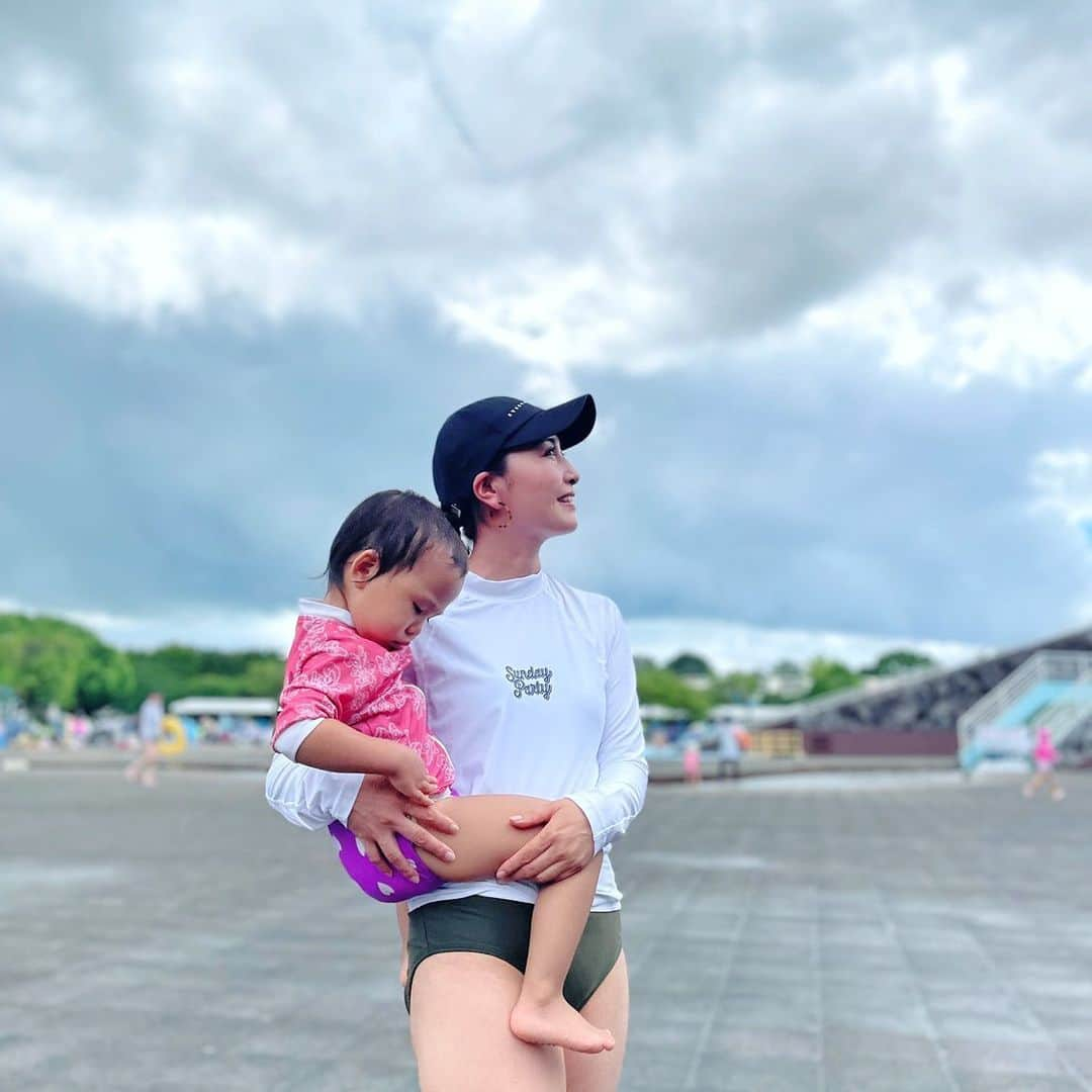 水野佑香のインスタグラム：「夏休みの記録⛱️ ⁡ ⁡ 大好きなご近所familyと #川越水上公園プール 行ったよ🩷 ⁡ ⁡ スライダーもたくさんあるし、 流れるプールも ちびっこプールも 波のプールもあって 年齢幅広くても楽しめた☺︎ ⁡ ⁡ 長女は初めてのチューブスライダー、 次女は謎の浮き輪の紐をくわえて 目を閉じてクルクル回るのに めちゃくちゃハマってましたw ⁡ ⁡ 土砂降りの☔️からの〜☀️へ お天気の神様ありがとう🌈✨✨✨ ⁡ ⁡ もう日焼けしたくないアラフォーは @sundayparty2020 の ラッシュガード愛用🩷 ⁡ ビーチタオルも大きくて使いやすかった！ ⁡ ⁡ 4姉妹は今日も仲良しすぎて 夕飯も一緒に家で食べたよ🩷 ⁡ @sunaoakiyama  最高に美味しいエビフライ🍤 作ってくれてありがと！！！  @kioi_akiyama も 楽しい時間をありがとう〜🩷 ⁡ ⁡ #時差投稿 #夏休み #夏休みの過ごし方 #スーパーリゾートエリア最高 #小学生ママ #保育園ママ #夏休みの過ごし方 #子供とおでかけ #子供の遊び場 #市営プール  #プール遊び」