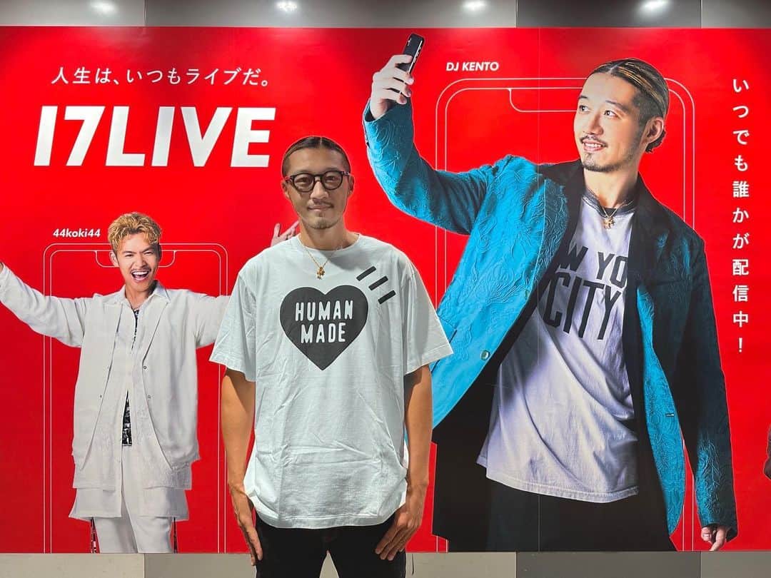 KENTOのインスタグラム：「17LIVEの看板広告が渋谷駅の駅構内に掲載されました！  タイミング良く東京での仕事があったので看板の前で記念に1枚✌️  約20年アンダーグラウンドで生きてきた身としては少し照れくさかったですが、おじさんになっても活躍できる環境と応援してくださっている皆様に感謝したいと思います！」