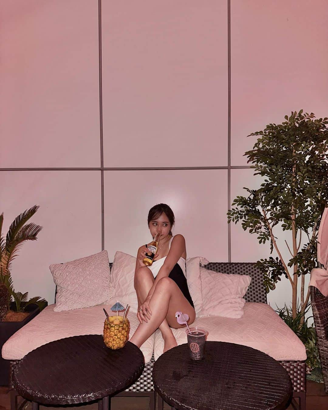 塚本いづみのインスタグラム：「夏🩵💛🩷もう終わってくれ🖐🏽  大事なところでピントが合わないわたしのiPhone」