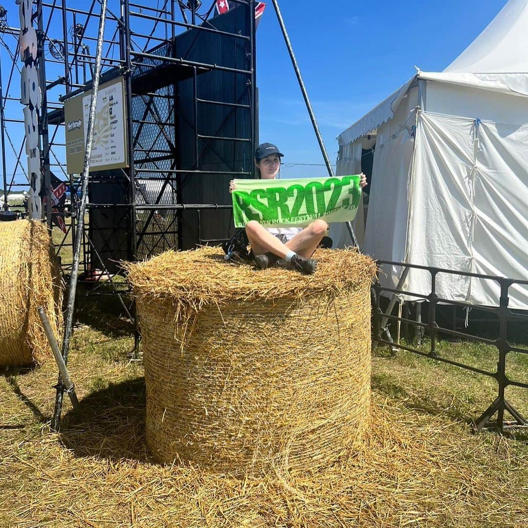 柊みずほのインスタグラム：「牧草ロールの上はお気に入り〜🐃🐂🐄 麦稈って言うんだって🐃🐂🐄」