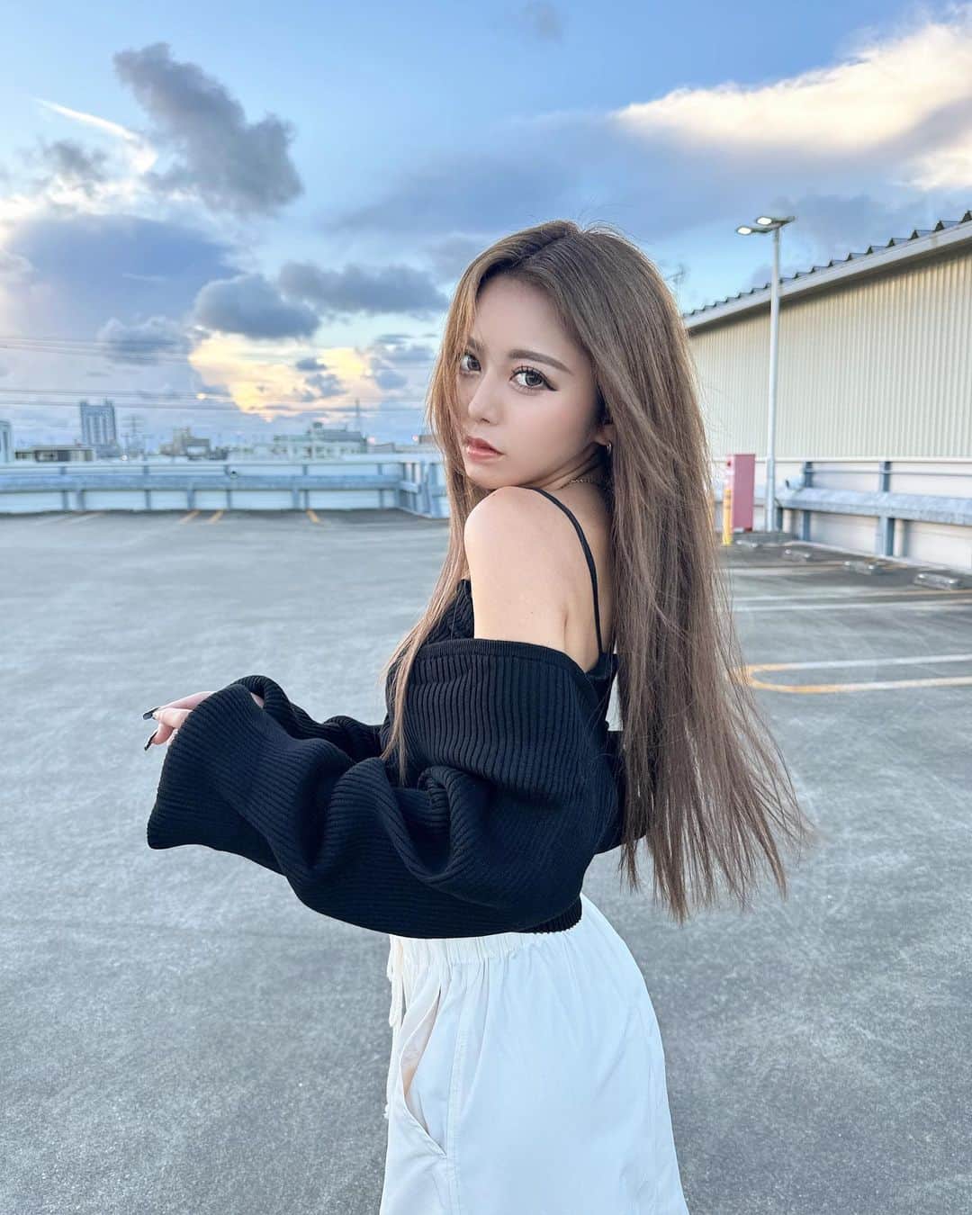 なかむらあんのインスタグラム：「🩶‎☁️   もう時期夏が終わってしまうのが悲しい😭 ホント一瞬すぎて毎年この時期夏鬱はいってる😂 ・ だけど秋服冬服も早く着たい！！ て感じでadaの秋服着たよ🍁 オフィショルは安定に合わせやすくてかわちぃ🥺 ・ 【zozotownセール開催中！Max50%off】やってるからチェックしてね🩷 ・ ・ ・ ・ #ada  #エイダ  #エイダコーデ」