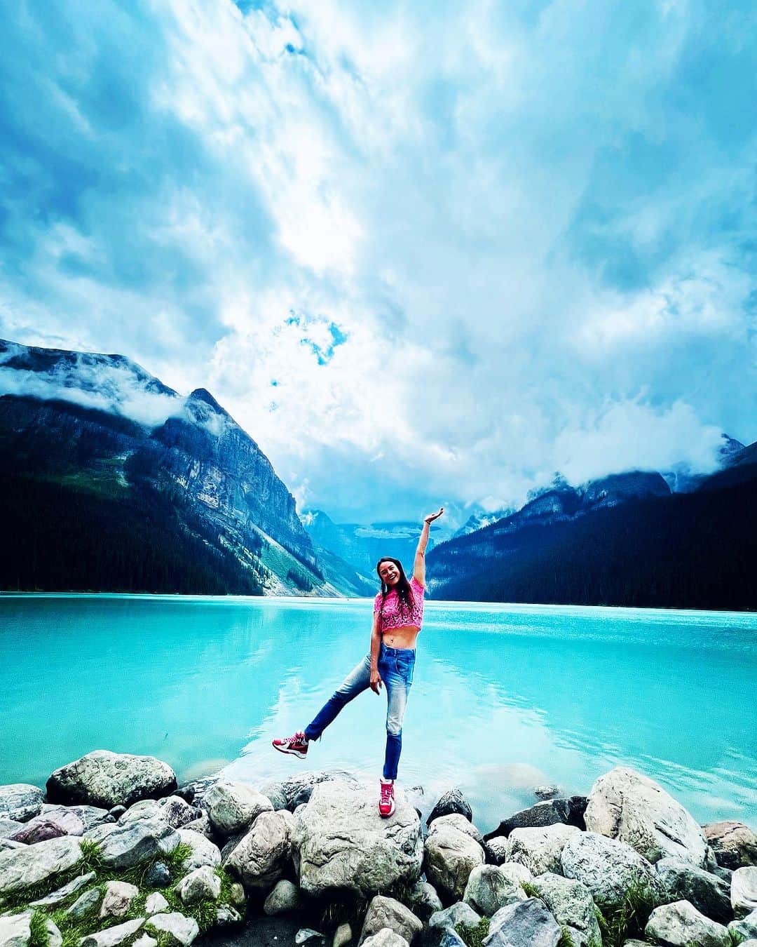 加賀美セイラのインスタグラム：「Surreal #LakeLouise #Canada #NationalPark」