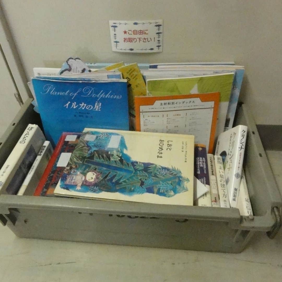 福岡女子短期大学さんのインスタグラム写真 - (福岡女子短期大学Instagram)「💠文化教養学科「図書館実習」  文化教養学科では、図書館司書を目指す学生が各地の図書館にて「図書館実習」を行なっています。  今回は、鹿児島県西之表市立図書館の様子をご紹介します。  司書の卵たちが頑張っています📕  #福岡女子短期大学 #文化教養学科 #司書 #司書になるには #司書の卵 #司書採用者全国トップクラス #西之表市　#西之表市立図書館 #種子島」8月28日 13時42分 - fukuoka_wjc