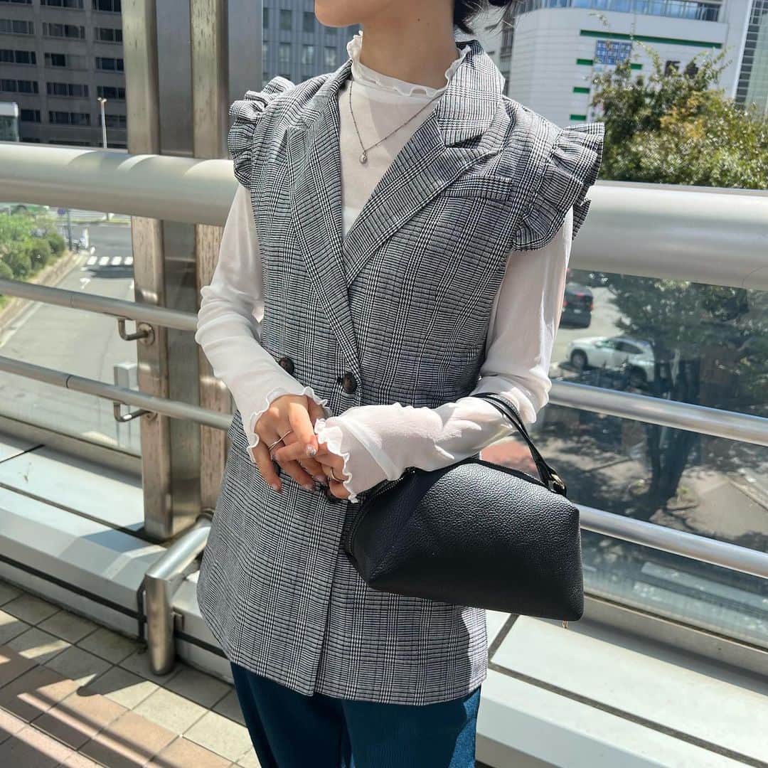 神戸レタス三宮店のインスタグラム：「. 秋を意識したカラーのコーデです🍇 チェックのジレはショルダーのフリルが大人可愛い😍 インナーはシアートップスで、秋先取りです🍂 . タグ付けできなかったアイテム  🏷️K1250:3,990 🏷️M3949:1,990 🏷️B1505:3,490 🏷️I2476:3,490 . ▷紹介スタッフ うっしー　159cm . . .  #kobelettuce #神戸レタス #プチプラ #プチプラコーデ #かわいい #お洒落さんと繋がりたい #ベストコーデ #大人かわいい #プチレタス #秋コーデ #ジレコーデ #アパレル店員 #秋服 #大人カジュアル #シアートップス #レタ女 #レタジョ #三ノ宮 #きれいめコーデ」