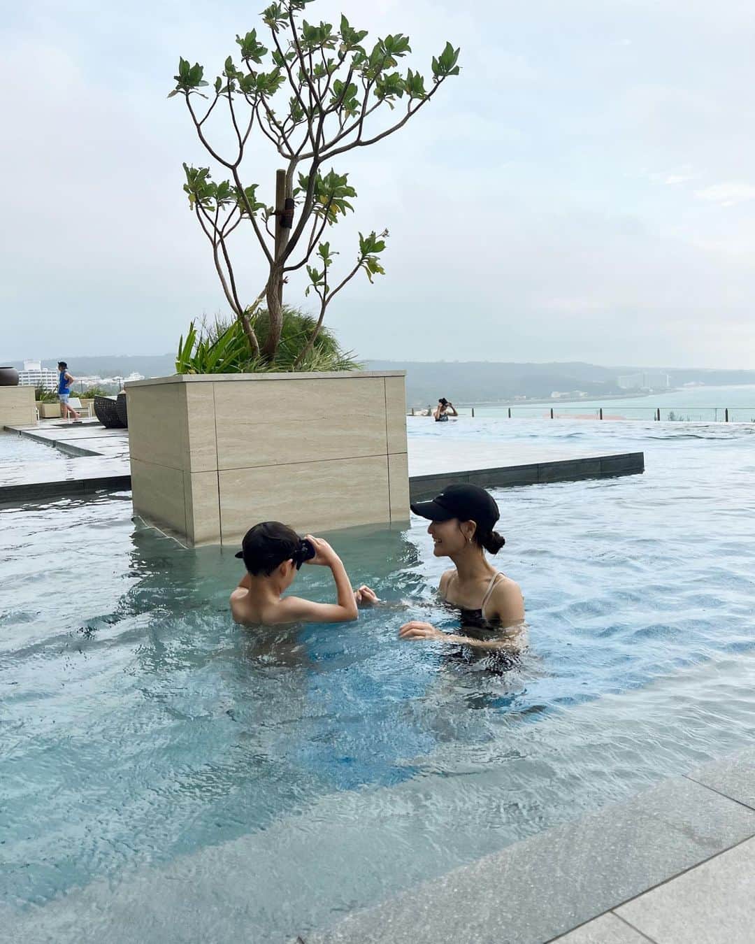 金子麻貴のインスタグラム：「夏休み終わってしまう寂しい😭  でも今年は旅行やお出かけもできるようになって本当に良かった✨  曇り空のインフィニティプールだったけど一瞬の晴れ間はとても綺麗でした🩷  旅行中持って行って良かったアイテムNo.1はキャップ👍 普段もだけど髪型セットするの面倒な時とかこれがあれば色々隠せて楽ちん✨  @re_gleam コットンキャップ 31日に再販スタートです🩷  #summervacation#okinawa#regleam#沖縄#インフィニティプール#プール#水着#キャップ#夏の思い出#ママコーデ#夏休み#夏休み旅行」