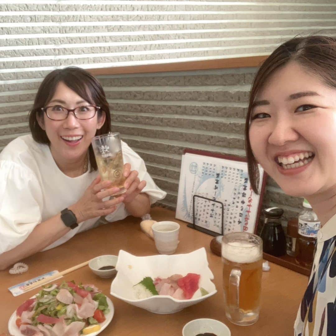 丹羽真由実さんのインスタグラム写真 - (丹羽真由実Instagram)「. 先月、福岡放送の同僚べーやんが 東京から仕事で知多にやってくる‼️というので まるは食堂にお連れしてきました🐟 (術前なのでメガネで失礼します👓)  明るいですが、夜です🌛 私たち呑兵衛ですが、昼間から飲んでいません🍺笑  まるは食堂の後は、イオン常滑へ。 愛猫家のべーやんに 名物・巨大常滑系招き猫をご覧頂きました🐈‍⬛ 常滑焼は招き猫の一大産地です。 短い時間でしたが、知多を楽しんでもらえたでしょうか。 べーやん、またゆっくり遊びに来てね〜🤗  それにしても、日が暮れるのも早くなりましたねぇ。 夏も終わりますね🍉  @arisatanabe  #アナウンサー仲間 #知多半島 #知多 #常滑 #まるは食堂 #イオン常滑  #招き猫 #常滑系招き猫 #おたふく #パワースポット」8月28日 13時51分 - mayumi_niwa