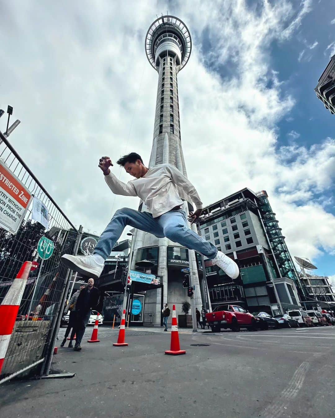 ティムのインスタグラム：「It's in the kiwi ! 🥝 . . . . #amazingnewzealand #skytower #skycity #auckland #streetart #streetview」