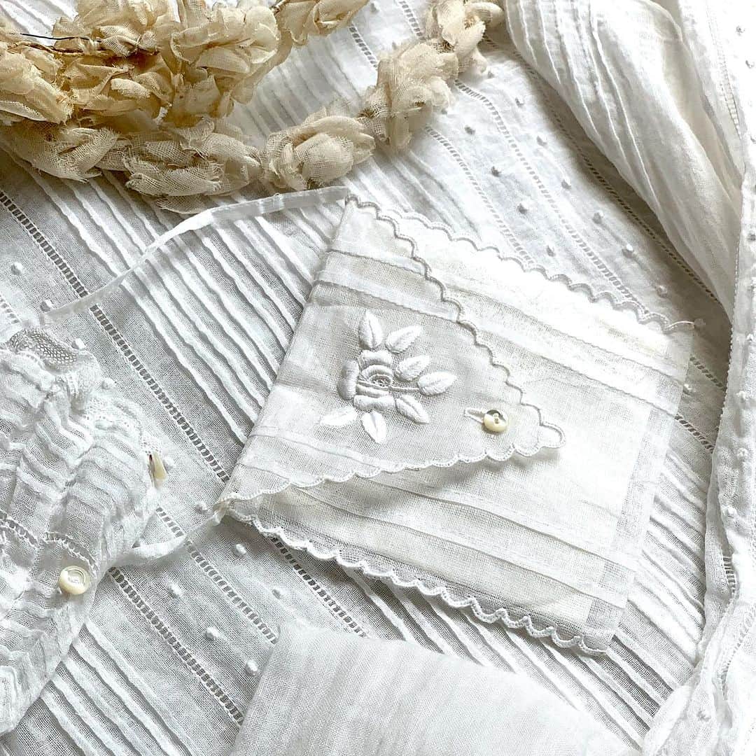稚野鳥子さんのインスタグラム写真 - (稚野鳥子Instagram)「初聖体用の小さなハンカチの入ったビンテージオモニエール。 薄いオーガンジーにホワイト刺繍がハンドワークで丁寧に刺されています。大事なお嬢さんの為に仕立てられたのかもしれませんね。  SOLD  #初聖体 #ホワイト刺繍 #ホワイトワーク #オーガンジー刺繍 #小さなオモニエール #小さなポシェット #小さなハンカチ #白い小物」8月28日 14時00分 - toricolore_shop