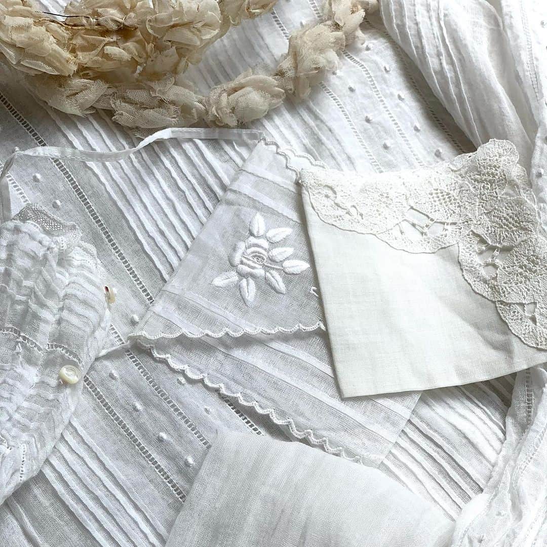 稚野鳥子さんのインスタグラム写真 - (稚野鳥子Instagram)「初聖体用の小さなハンカチの入ったビンテージオモニエール。 薄いオーガンジーにホワイト刺繍がハンドワークで丁寧に刺されています。大事なお嬢さんの為に仕立てられたのかもしれませんね。  SOLD  #初聖体 #ホワイト刺繍 #ホワイトワーク #オーガンジー刺繍 #小さなオモニエール #小さなポシェット #小さなハンカチ #白い小物」8月28日 14時00分 - toricolore_shop