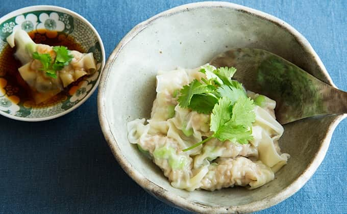 暮らし上手のインスタグラム：「今日の晩ごはんに『枝豆と豚肉のワンタン』はいかがですか？  大塩あゆ美さんの『枝豆と豚肉のワンタン』は、挽肉と刻んだ豚バラ肉を混ぜ合わせてジューシーに。たっぷり加えたショウガで、フェンネルシードの甘い香りをより引き立てて。  ------------------------------ 調理時間：35分  材料 （ 4人分 ） 豚挽肉 …150ｇ 豚バラ肉 …200ｇ 枝豆（さや付き） …130ｇ フェンネルシード …小さじ1/2  ＜Ａ＞ 酒 …小さじ1 オイスターソース …小さじ1 ショウガ（みじん切り） …2片分 塩 …2ｇ こしょう …少々 ワンタンの皮 …適量 黒酢 …適宜 醤油 …適宜 ラー油 …適宜  ------------------------------  レシピの詳細はプロフィールリンクから！  #Kurashi #暮らし上手 #晩ごはん #レシピ #簡単レシピ #豚挽肉 #豚バラ肉 #枝豆 #フェンネルシード」