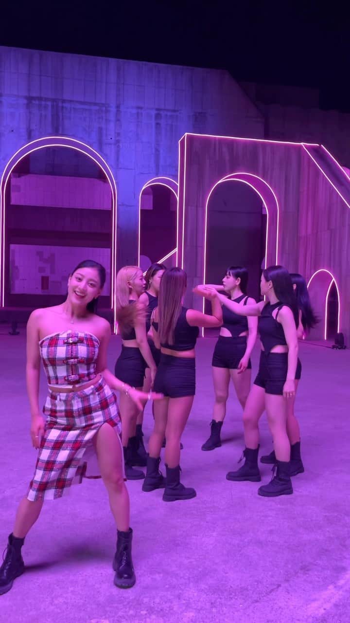 TWICEのインスタグラム：「#KillinMeGood Challenge Funny ver. 🥳  #TWICE #트와이스 #JIHYO #지효 #ZONE」