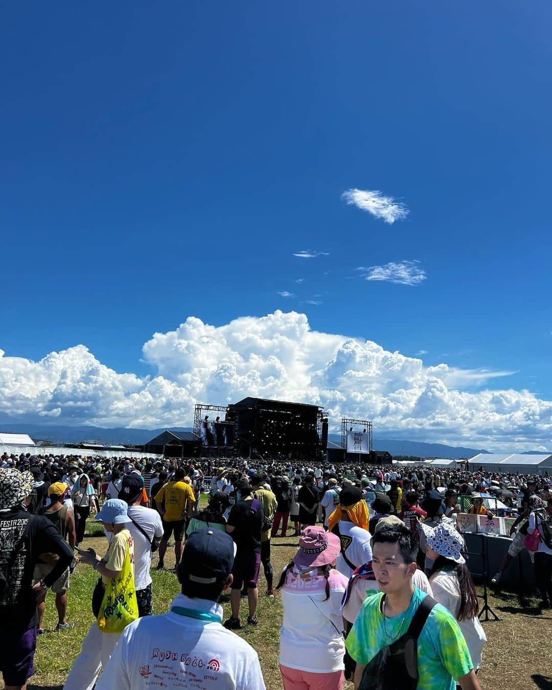 たけだバーベキューさんのインスタグラム写真 - (たけだバーベキューInstagram)「夏フェス参戦！25周年にして初参戦のラッシュボール 天気もメンツもセトリも最高っした！（青春時代がそのままステージにおるやんって感じ） オナティー岩尾さん、オナティーDAファンの方々とも写真撮れました！また行きたい！ . #夏フェス #ラッシュボール #rushball2023  #DragonAsh #ドラゴンアッシュ #たけだバーベキュー」8月28日 14時10分 - takeda_bbq