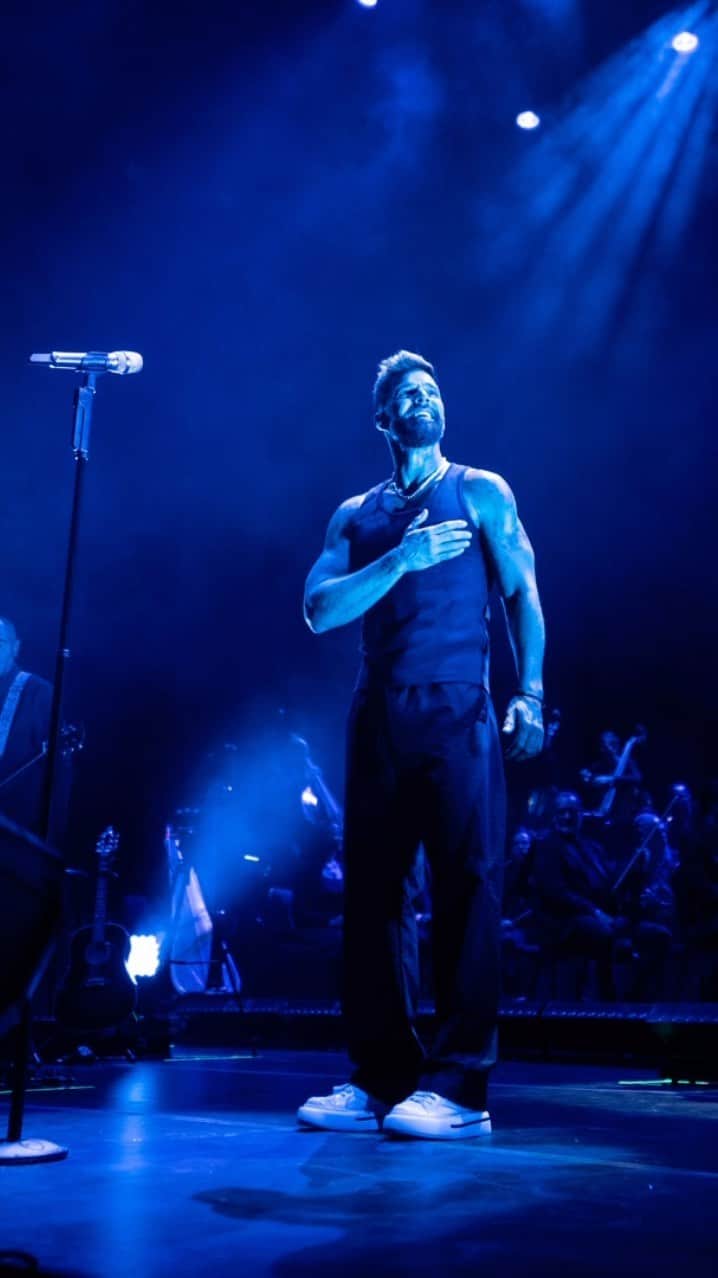 リッキー・マーティンのインスタグラム：「En casita. 🇵🇷 . #Symphonic」