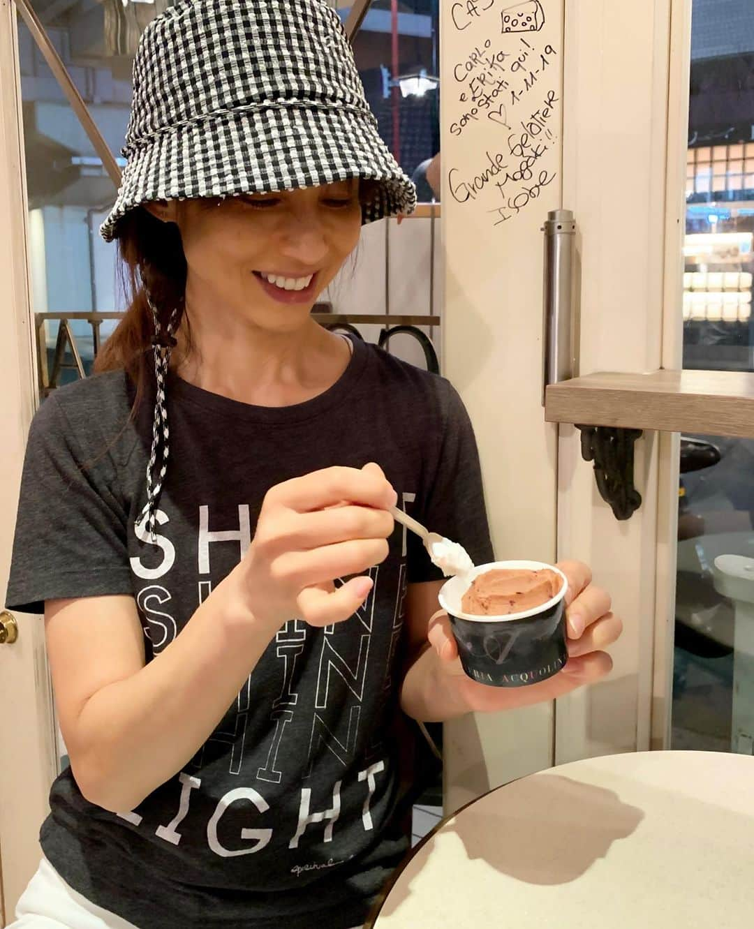 花田美恵子のインスタグラム：「日曜日の夕方  ご飯の前だけど...  彼も私も ど〜しても食べたくなって 我慢できなくて  最近お気に入りの ジェラート食べに行きました🍨  そういう感覚が同じだと 喧嘩もなく 毎日、楽しく 仲良く過ごせます😊  #tokyolifestyle #sundayvibes #gelato #oishii  #おすすめ  #ジェラート屋さん #祐天寺 #私はカップで彼はコーン」