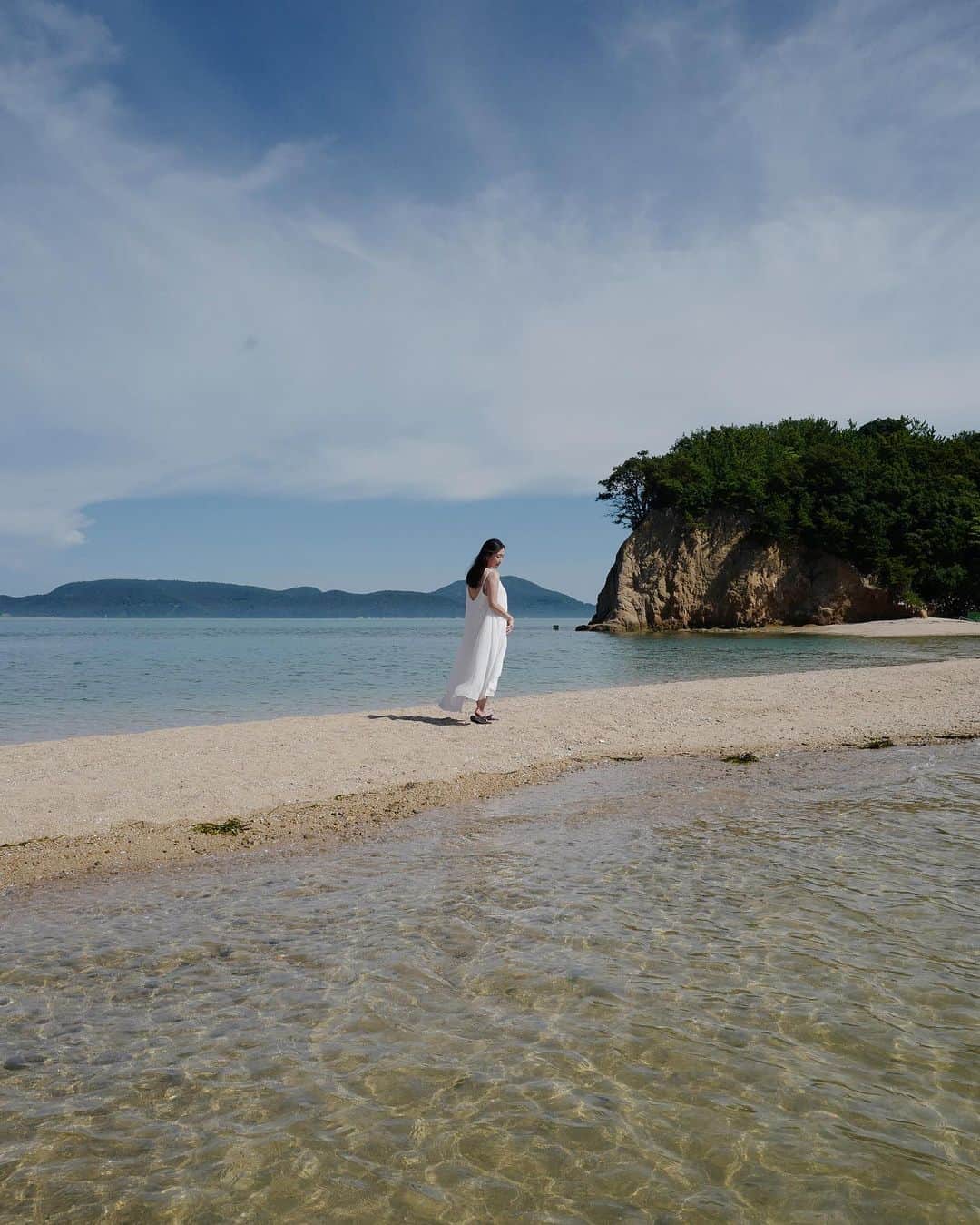園都さんのインスタグラム写真 - (園都Instagram)「エンジェルロード🌈  ずっと行ってみたかったところ。  ”手を繋いで渡ると天使が舞い降りて願いを叶えてくれる”なんてロマンチックな場所へサ旅の合間にふらっと。😂🧖👼 #shodoshima #小豆島 #エンジェルロード」8月28日 14時09分 - miyakosono_official