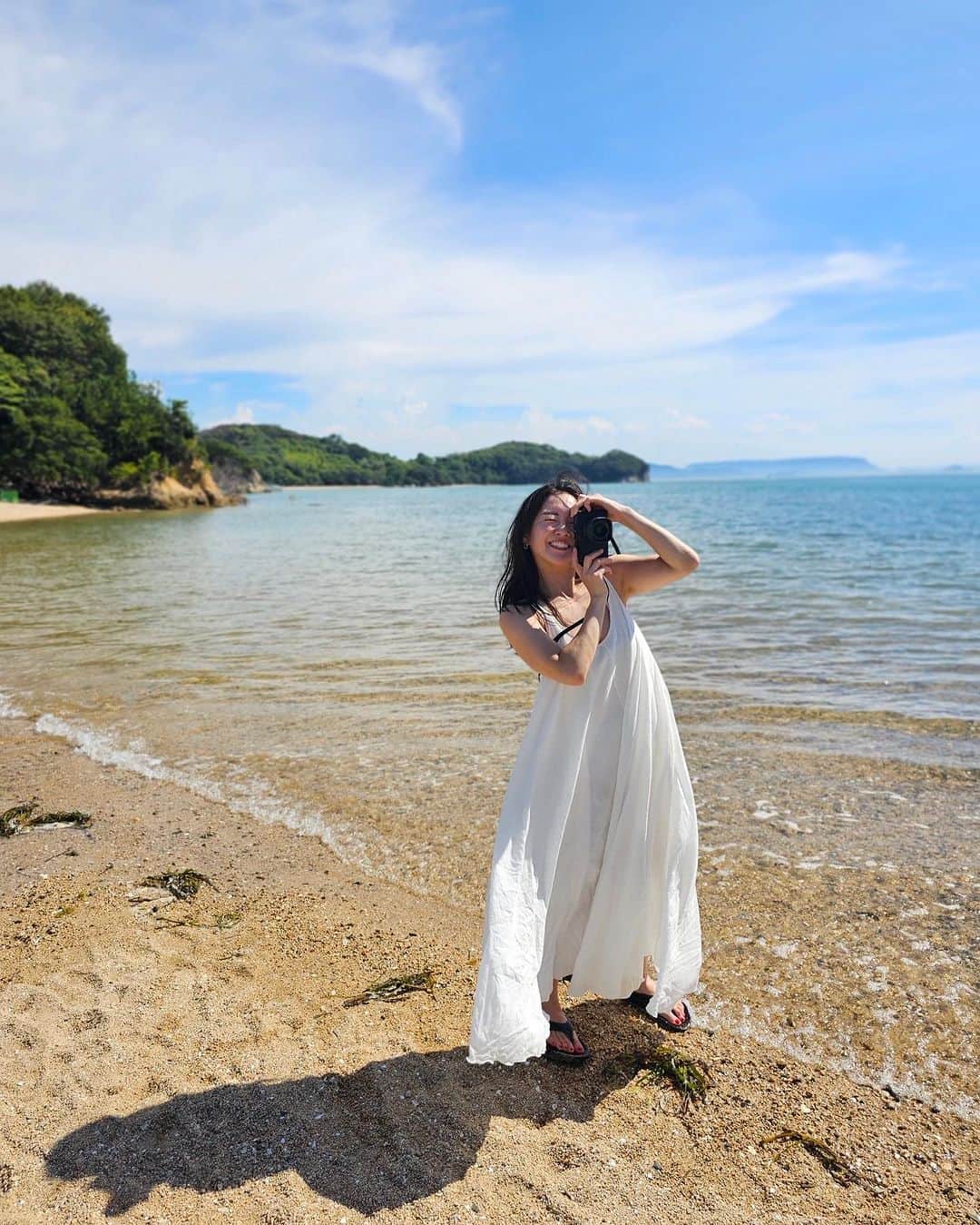 園都のインスタグラム：「エンジェルロード🌈  ずっと行ってみたかったところ。  ”手を繋いで渡ると天使が舞い降りて願いを叶えてくれる”なんてロマンチックな場所へサ旅の合間にふらっと。😂🧖👼 #shodoshima #小豆島 #エンジェルロード」