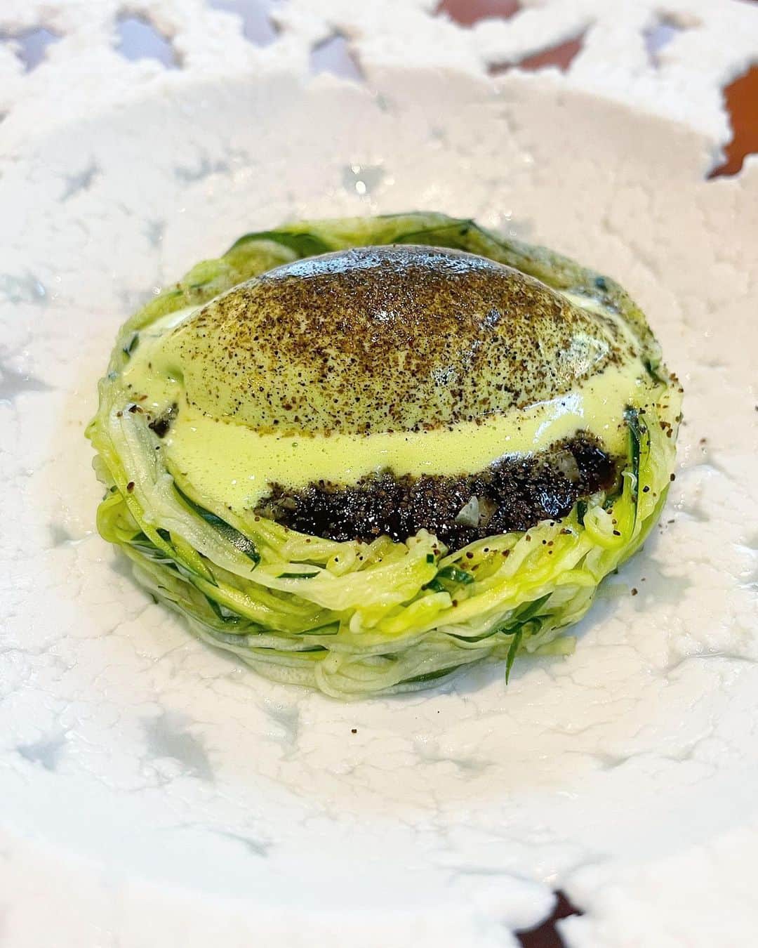 乾雅人のインスタグラム：「Restaurant Naz@軽井沢 昼メシを食べるだけに新幹線に乗る。それだけの価値がそこにある。 ランチ1組、夜1組のみ、予約は1年半待ちのレストラン。 なぜ1組の予約しか取らないのか…行ってみれば分かる。 20代の若いシェフは一皿ヒトサラに執念のような情熱を注ぐ。 更に一皿一杯、ノンアルコールのペアリングでここまでの突き詰め方をするのかと感嘆。 食材、素材をとことんまで昇華させようと試行錯誤した「答え」をいただく。 貴重な経験をありがとうございました。 @naz_karuizawa」