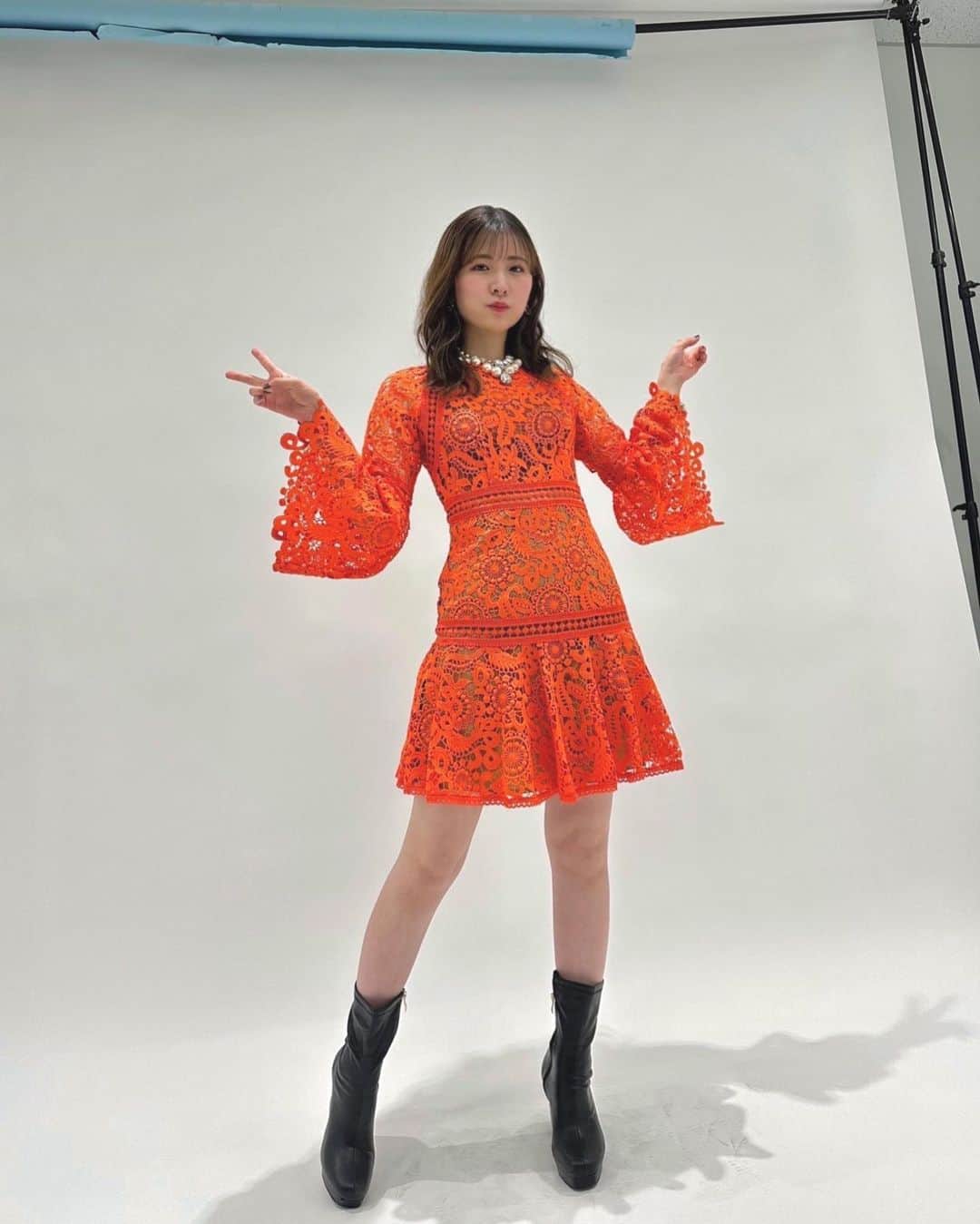 のインスタグラム：「. M-line Special 2023〜Masgical Wish〜 もう一着の衣装！！！！おまたせ！  毎回それぞれのカラーが何となく決まりであるんだけど 今年はオレンジでした🦊🦊  ここまではっきりとした印象のものは なかなか着る機会がないので新鮮✨  #MSMW #ライブ #live #コンサート #concert #衣装 #ステージ衣装 #オレンジ #orange」