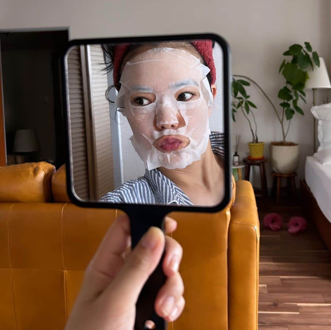 のインスタグラム：「yahooo!🕊️✨  最近むくみがやばすぎて ファスティングをしたら2キロ 痩せれたよ🫨✨ 2キロ痩せるだけでこんなにも 身体が軽くてむくまないのかって 感動しまくり🫨✨✨  味が不味いと続かないだろなって 思うてたけど美味しかった🤭 空腹すぎて耐えれないのかなって 思うたら案外お腹大丈夫で安心した😆💕  ファスティングすると お腹がへっこむんだなぁ〜って思うたし いつも遊んでる友達にもむくんでないし 調子良さそう‼️って言ってくれて みんな調子良さそうなメイを直に見て ファスティングググってた🤣💕  きっかけをくれたのは 大信用してるはなまる整骨院の 中野せんせー🌞 @hanamaru_kyodo   石垣島からやり方やサポートや 色々丁寧に教えてくれた pavoさん🌷 @pavo_ishigaki   ほんと〜にっ感謝‼️ ありがとうございます🫨🫶💕💕  頑張って今は撮影に向けて 小麦粉とか白砂糖ぬいてる🤣🫶 毎日ガムシロ2ついれて アイスティー飲んだりしてたのに🫶笑  次はオーストラリア🇦🇺🐨 行く前にやろうかなっ🤭✨  #ファスティング #ファスティングダイエット  #ファスティング結果」