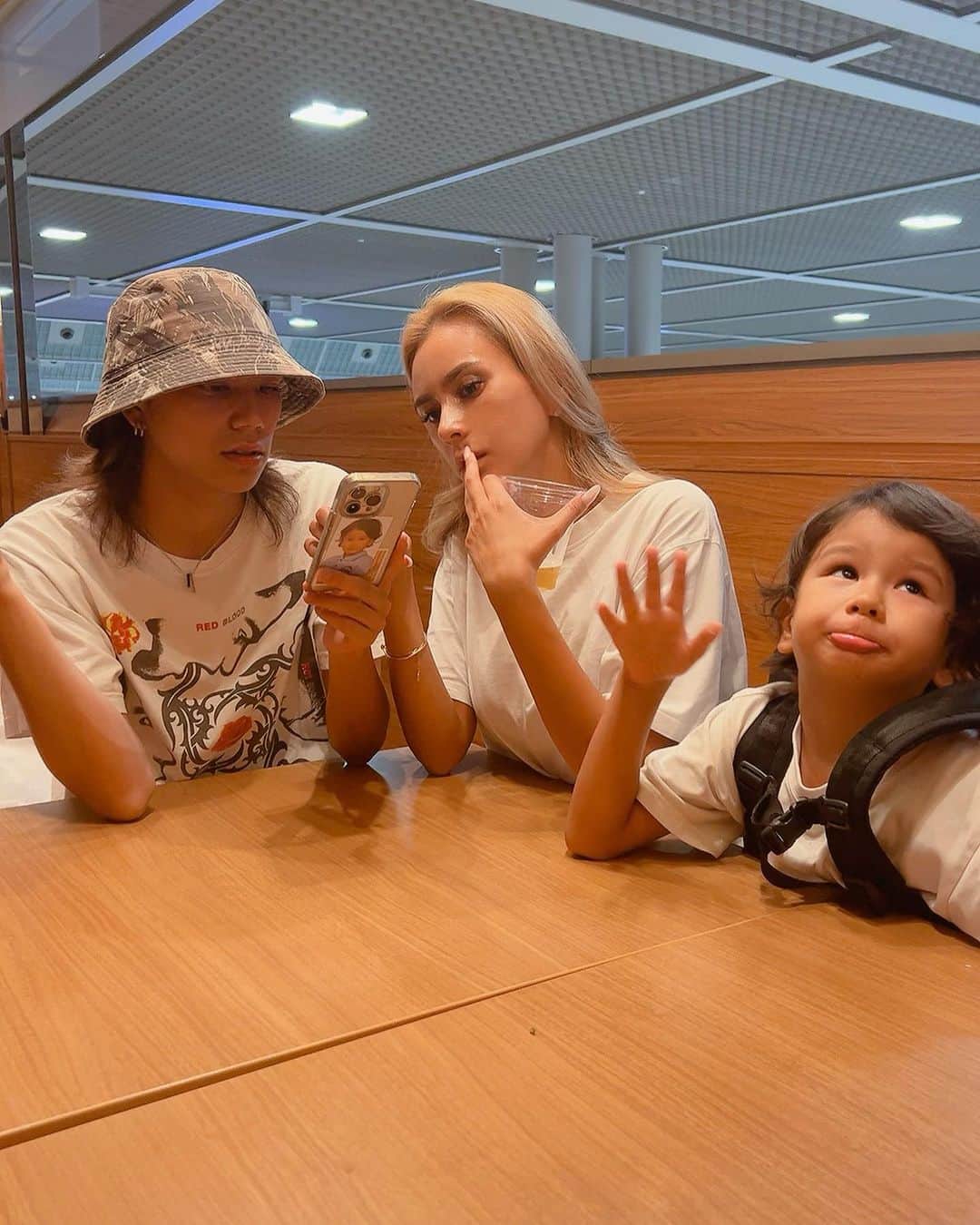 MALIAのインスタグラム：「⠀ ⠀ ⠀  約2ヶ月に渡る長い夏休みも終わり Dubaiに帰ってきました✈️ ⁡ 空港にお見送りに来てくれた愛郁くん 彼のブランドもいよいよ今週発売開始なので わたし達の出国ギリギリまで最終確認🧠🩷 @overthinking__inc  ⁡ Dubai行きの飛行機は夜便なので (成田22時代✈️🌙羽田24時代✈️🌙) 何かと朝から詰め込んでしまう🗓️🌪️ ⁡ 荷造りの最終確認と追加の買い物ドンキへ📦 ドンキホーテ24時間営業に何度助けられたか🥹 開店とともに美容院💇🏽‍♀️☜仕事早くて助かる🫶🏽 会社に行って必要な書類ないか最終確認📝 お家に戻って追加分の荷造り📦🌪️📦🌪️ こども達と約束してた"十番祭り"まつり🏮✨ 4年振り開催は来場者も凄いと聞いていたので 早めに行ったのに凄い人の数だったー😂😂」