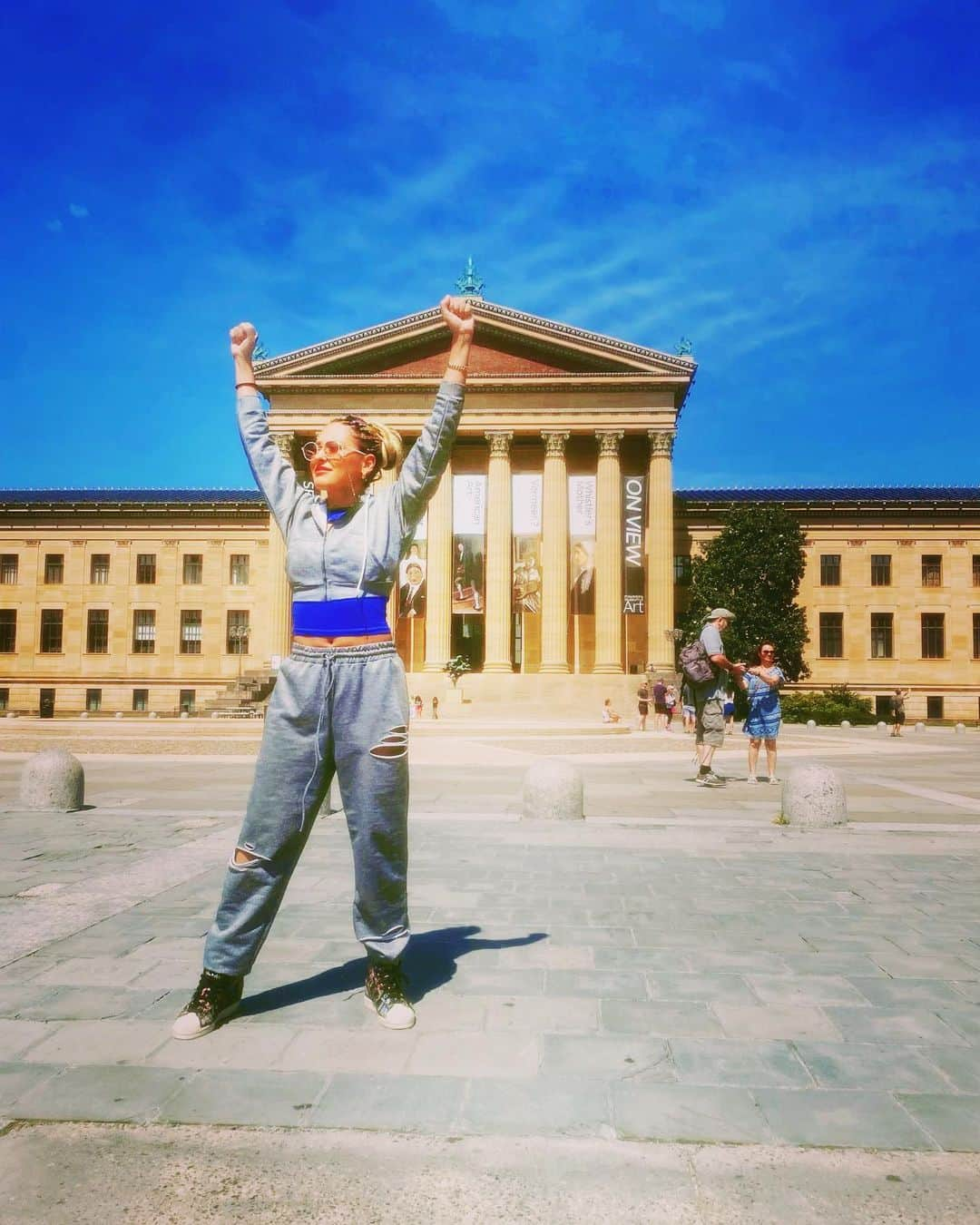 ジュリア・スターダムのインスタグラム：「🇺🇸  #Philadelphia #philly  #rockystatue  #rockysteps  #stardom #DDM #Donnadelmondo #マフィアベラ　#mafiabella #OMG #バリバリボンバーズ #BX3 #prowrestler  #joshipuroresu  #giulia #スターダム　#ドンナデルモンド　#ジュリア #女子プロレス　#女子プロレスラー #コーンロウ #ブレイズ #バリアート」