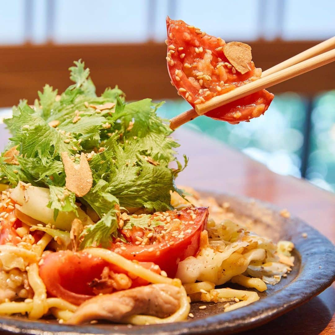 二子玉川ライズさんのインスタグラム写真 - (二子玉川ライズInstagram)「鉄板焼きで美味しい夏を満喫🥢  8/31までレストラン＆カフェにて開催中の「rise 夏の美味まつり」は、グルメさんにぴったりのお祭り🏮  刺激的な「スパイシー系」、お祭り気分を味わえる「屋台メシ」、真夏に食べたい「ひんやり系」、夏バテを吹き飛ばす「スタミナ系」の4つのジャンルのグルメに出会えます✨  例えば、鉄板焼 お好み焼き かしわが提供しているのは、スタミナ系の「トマトガーリックやきそば」。  フレッシュトマトの甘みとガーリックの風味が食欲をそそる、まさに夏にぴったりのパワー系メニューなの。かしわ自慢のジューシーな鶏肉入りなのがうれしいところ♪  ビールを頼めば、まだまだ夏を満喫できちゃいますね🍻  「rise 夏の美味まつり」のフラッグを目印に、ぜひ脚を運んでみて！  ーーーーーーーーーーーーーーーーーーーーーー 二子玉川ライズ 夏の飲食フェア「rise 夏の美味まつり」 期間：～8月31日まで 場所：対象のレストラン＆カフェ 鉄板焼 お好み焼 かしわ　（テラスマーケット 1F） ・トマトガーリック焼きそば（夏限定のメニュー）1,480円（税込） ※土日祝は販売していません。 ーーーーーーーーーーーーーーーーーーーーーー #二子玉川ライズ #二子玉川 #にこたま #二子玉 #futakotamagawa #鉄板焼 #お好み焼 #かしわ #トマトガーリック焼きそば #夏限定のメニュー #スタミナやきそば 二子玉川ランチ #世田谷ランチ #東京ランチ #二子玉川グルメ #世田谷グルメ #東京グルメ」8月28日 14時29分 - rise_shopping_center