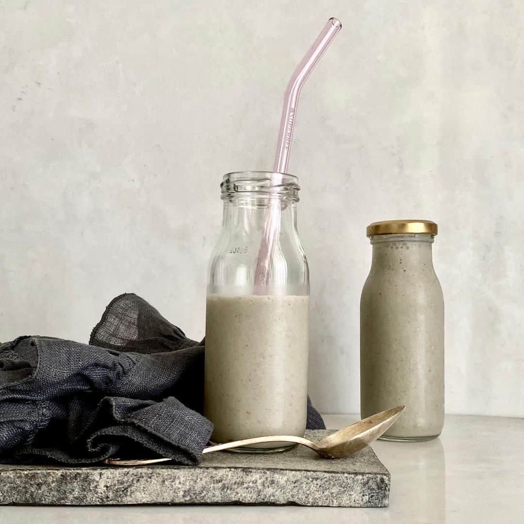 ケール、バナナ、チア、ヘンプのスーパーフードスムージーのレシピ