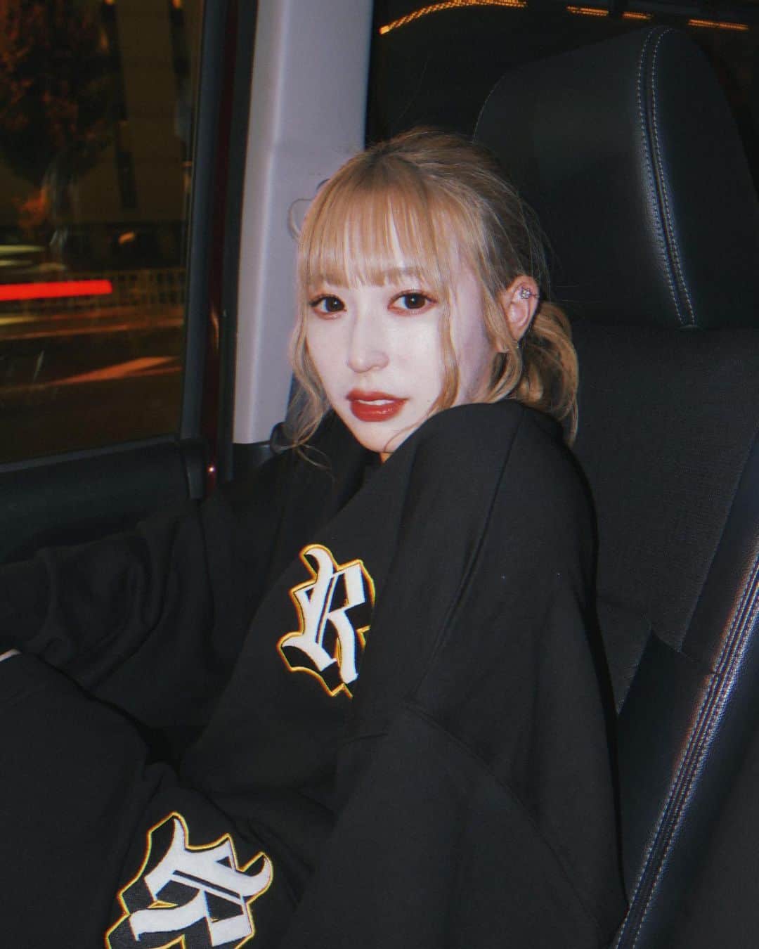 のインスタグラム：「運転席が好きじゃ  @rezzatura_snap   しかもカメラマンは  @yurissa1218   そう、好きな服を作ってる人 嬉みがすぎるあざます」