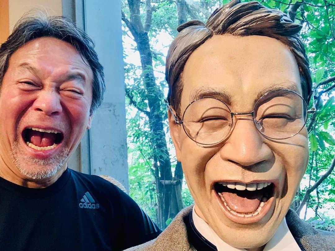 Kazumi-Gakumamaさんのインスタグラム写真 - (Kazumi-GakumamaInstagram)「柴犬岳は、牧野富太郎博士が足繁く植物採集に訪れた、横倉山(よこぐらやま)のある越智町の #横倉山自然の森博物館 に行きました🐕   常緑広葉樹・アカガシの原生林をはじめ、貴重な植物が多く自生する高知県越知町の横倉山(標高774m)にあるミュージアムが横倉山自然の森博物館です🌿  ４億年ほど前には、赤道付近にあった横倉山。 館内では、横倉山の貴重な自然や歴史、地球の歴史などを紹介しています🌏  ガラス張りの開放的な造りの建物は安藤忠雄の設計で、３階の展望ロビーからは町の中心部や仁淀川の眺望が楽しめます🏞️  展示室「牧野富太郎と横倉山」では模型や写真解説パネルで、牧野富太郎博士が発見した植物を紹介🌱 フィールドワークの記録も深掘りしています。   「牧野博士の等身大フィギュアとの記念撮影📷　良き旅の思い出です！」byあつし犬U^ェ^U   牧野博士の大発見！　 食虫植物 #ムジナモ の解説図や動画も面白かったなぁ。   詳しくは #ニッポン旅マガジン のwebサイト「横倉山自然の森博物館」をご参照ください。☟ https://tabi-mag.jp/ko0099/ 🐾----*----*----*----🐾  Shiba Inu Gaku went to #Yokogurayama Natural Forest Museum in Ochi-cho, where Yokogurayama is located, where Dr. Tomitaro Makino, a botanist, often visited to collect plants🐕   Yokogurayama Natural Forest Museum is a museum located on Yokogurayama (774m above sea level) in Ochi Town, Kochi Prefecture, where many precious plants grow naturally, including the virgin forest of evergreen broadleaf trees and red oaks🌿 🐾----*----*----*----🐾 @yokogurayamamuseum @ochiinfo @naturallykochi #横倉山自然の森博物館 #越知町 #高知県観光博覧会 #牧野博士の新休日 #牧野富太郎 #歩ける植物図鑑 #高知県たのしー #牧野富太郎ゆかりの地 #らんまん #高知家 #高知ここ好き #tosa草花  #柴犬 #岳  #柴犬ガク #gaku #shibainugaku  #shiba #shibainu  #shibastagram #いぬすたぐらむ  #ワンフルエンサー  #柴犬岳の  #犬旅 #あつし犬 #20230828」8月28日 14時38分 - shibainu.gaku