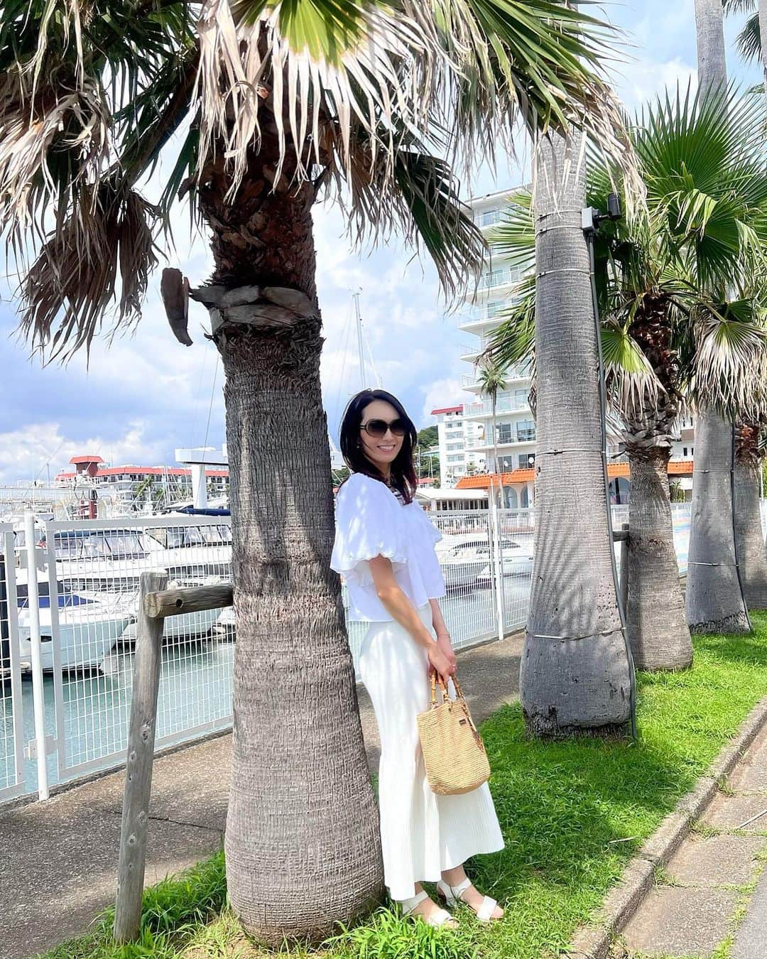 駒田奈美さんのインスタグラム写真 - (駒田奈美Instagram)「・ ・ ・ 『リビエラ逗子マリーナ』 ・ ・ 8月最後の週末は夏らしい所へ行きたい！とドライブがてら @riviera_zushi_marina へ♪ ・ ・ お天気も良くて、とても気持ちが良かった♪ ・ ・ ・ 日差しが強くて… ・ 珍しくサングラス🕶️ ・ ・ ・ 大人なマリーナリゾート ちょっと海外に来た気分を味わってきました♡ ・ ・ ・ #駒田奈美#モデル#アラフィフ#美魔女#逗子#リビエラ逗子マリーナ #マリーナ#葉山#海#リゾート#サングラス#やしの木 #逗子マリーナ#マリブファーム」8月28日 14時42分 - nami.komada