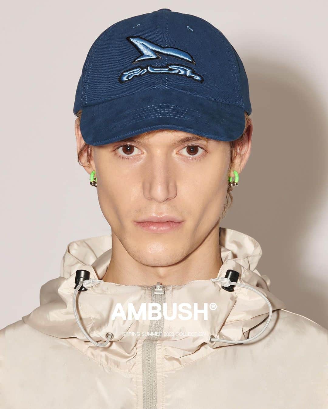 AMBUSHさんのインスタグラム写真 - (AMBUSHInstagram)「New in: cinch-back BASEBALL CAPS with Y2K-inspired logo graphics in INSIGNIA BLUE and FLAME ORANGE. Now available at our WEBSHOP and WORKSHOP」8月28日 14時43分 - ambush_official