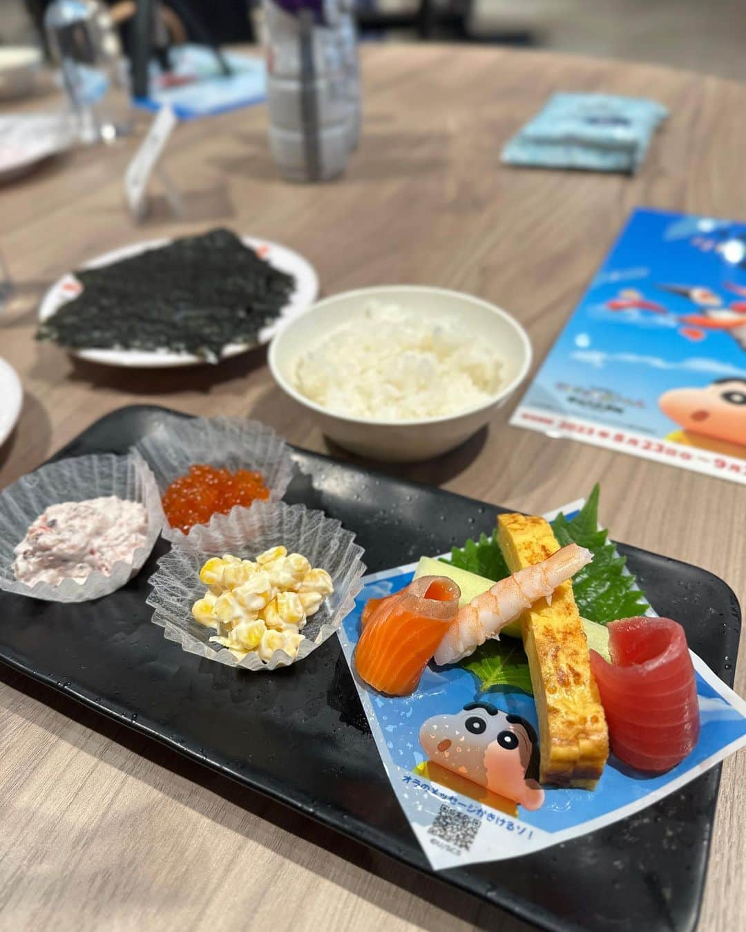 mimiさんのインスタグラム写真 - (mimiInstagram)「先日かっぱ寿司の新商品試食会に行ってきました☺️🍣 @kappa.sushi   大好きなクレヨンしんちゃんとコラボした手巻き寿司をいただきました😋  自分で好きな手巻き寿司を作れるんだけど 野原家おすすめの手巻きレシピもあって ひろし（4枚目） みさえ（5枚目） ひまわり（6枚目） を作って食べました😋❤️ （しんちゃんおすすめはマグロが足らず作れなかった🤣）  カプセルトイを回せるコインもついてくるから 子供は絶対喜ぶだろうな😌  お土産にチロルチョコ監修のチョコレートケーキをもらったんだけど これが本当に美味しかった🥺 また店舗でも食べたい☺️🤍 ・ #かっぱ寿司 #pr #インフルエンサーワークス #かっぱ #寿司 #回転寿司 #スイーツ #クレヨンしんちゃん #クレヨンしんちゃんコラボ #クレヨンしんちゃん手巻き寿司 #チロルチョコ監修 #チョコレートケーキ #コスパ最高 #家族寿司 #寿司スタグラム #すしすたぐらむ」8月28日 14時43分 - chan.mi3