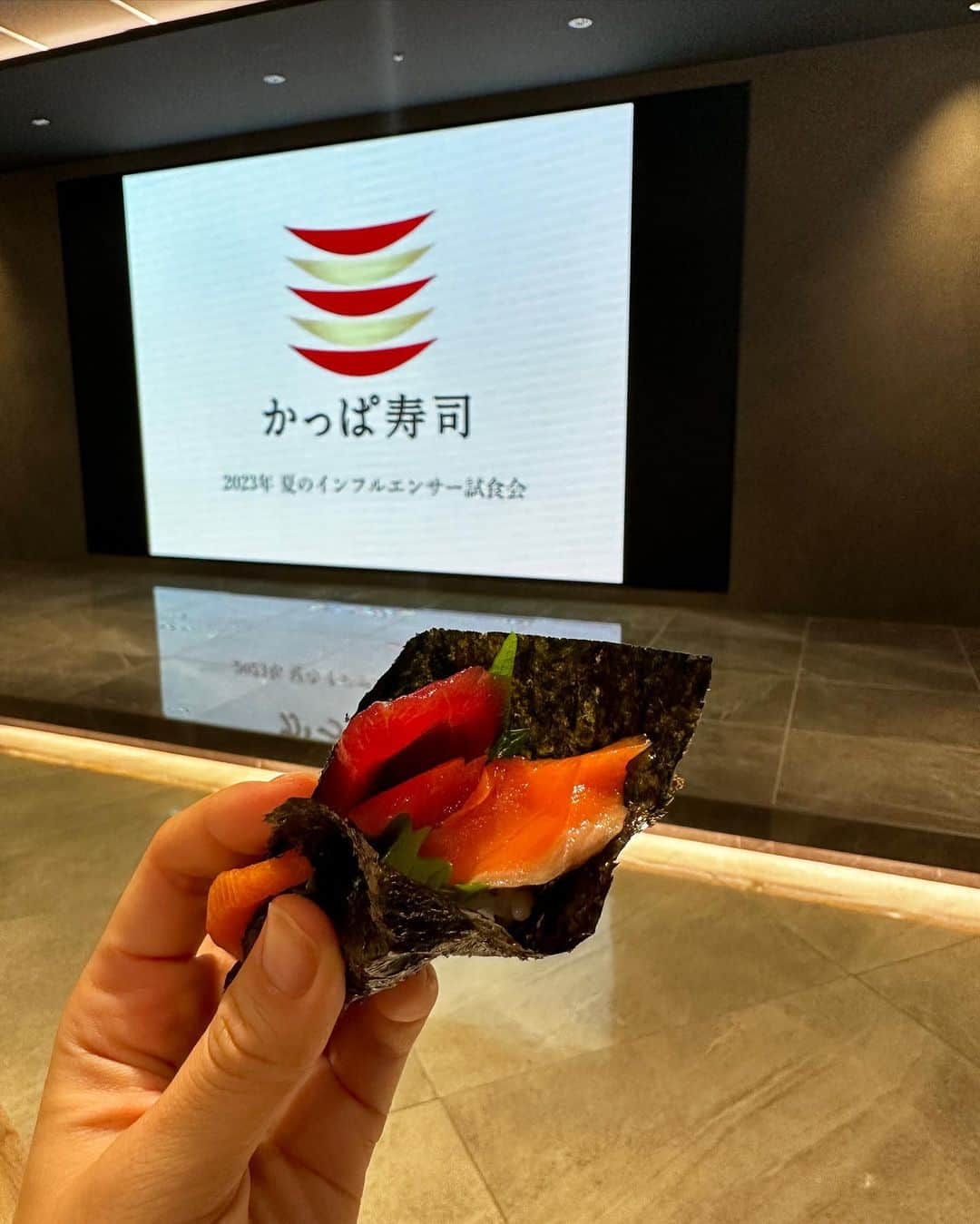 mimiさんのインスタグラム写真 - (mimiInstagram)「先日かっぱ寿司の新商品試食会に行ってきました☺️🍣 @kappa.sushi   大好きなクレヨンしんちゃんとコラボした手巻き寿司をいただきました😋  自分で好きな手巻き寿司を作れるんだけど 野原家おすすめの手巻きレシピもあって ひろし（4枚目） みさえ（5枚目） ひまわり（6枚目） を作って食べました😋❤️ （しんちゃんおすすめはマグロが足らず作れなかった🤣）  カプセルトイを回せるコインもついてくるから 子供は絶対喜ぶだろうな😌  お土産にチロルチョコ監修のチョコレートケーキをもらったんだけど これが本当に美味しかった🥺 また店舗でも食べたい☺️🤍 ・ #かっぱ寿司 #pr #インフルエンサーワークス #かっぱ #寿司 #回転寿司 #スイーツ #クレヨンしんちゃん #クレヨンしんちゃんコラボ #クレヨンしんちゃん手巻き寿司 #チロルチョコ監修 #チョコレートケーキ #コスパ最高 #家族寿司 #寿司スタグラム #すしすたぐらむ」8月28日 14時43分 - chan.mi3