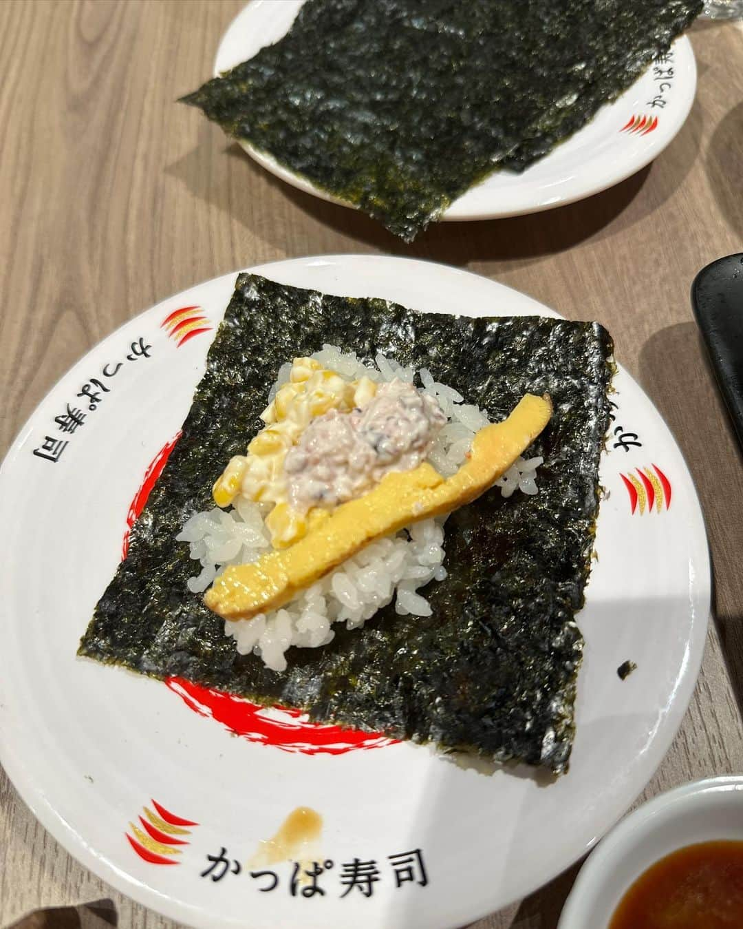 mimiさんのインスタグラム写真 - (mimiInstagram)「先日かっぱ寿司の新商品試食会に行ってきました☺️🍣 @kappa.sushi   大好きなクレヨンしんちゃんとコラボした手巻き寿司をいただきました😋  自分で好きな手巻き寿司を作れるんだけど 野原家おすすめの手巻きレシピもあって ひろし（4枚目） みさえ（5枚目） ひまわり（6枚目） を作って食べました😋❤️ （しんちゃんおすすめはマグロが足らず作れなかった🤣）  カプセルトイを回せるコインもついてくるから 子供は絶対喜ぶだろうな😌  お土産にチロルチョコ監修のチョコレートケーキをもらったんだけど これが本当に美味しかった🥺 また店舗でも食べたい☺️🤍 ・ #かっぱ寿司 #pr #インフルエンサーワークス #かっぱ #寿司 #回転寿司 #スイーツ #クレヨンしんちゃん #クレヨンしんちゃんコラボ #クレヨンしんちゃん手巻き寿司 #チロルチョコ監修 #チョコレートケーキ #コスパ最高 #家族寿司 #寿司スタグラム #すしすたぐらむ」8月28日 14時43分 - chan.mi3