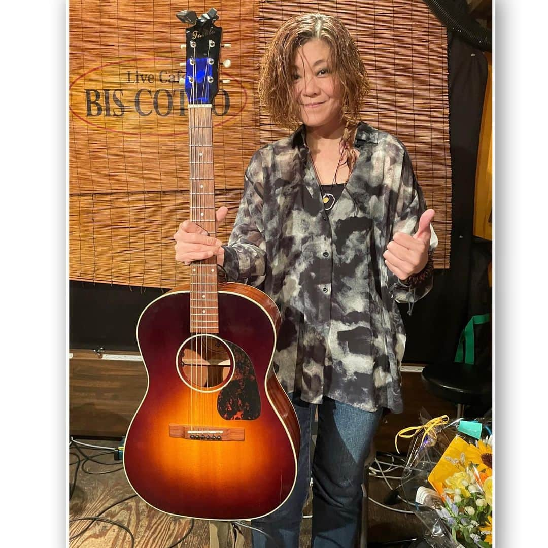 Tammyのインスタグラム：「昨日は米子のBis cottoさんにて、 弾き語りライブ(ギターとラブレター2023)でした❣️  いつも愛に来て下さる米子の皆様、  ありがとうございました😽  浜さん、まゆちゃん、大変お世話になりました❣️  あったかーい空気の中、  優しい眼差しに包まれる中、  ちと緊張しましたが🤣  伸び伸びと唄わせてもらいました♡  アホなMCも程々に、、🤣←程々か？w  楽しい、嬉しい、夜になりました♬  また来年も来ますにゃっ＾＾  そしてそして、来月のライブは9/16のみ♡  お昼は京都、夜は大阪で、Tammy &ハリケーン☆マッシュで演ります😊  そして、次の弾き語りツアーは10/28.29.30の水戸、いわき、福島の3days♬  真心込めて唄います😊  ここで応援してくれてる皆さまにも感謝です。  全てに感謝。  残暑、ご自愛下さいね😊  ありがとう♡  大阪に〜帰るでしかしっ😊  Tammy  #Tammy #タミー #Tammyyanen #photo #シンガーソングライター #唄 #singer #songwriter #acousticguitar #artist  #music #song #恩学 #音楽 #live #love #life #ライブ #弾き語り #ギターとラブレター #2023年 #米子 #ありがとう #感謝 #thankyou」