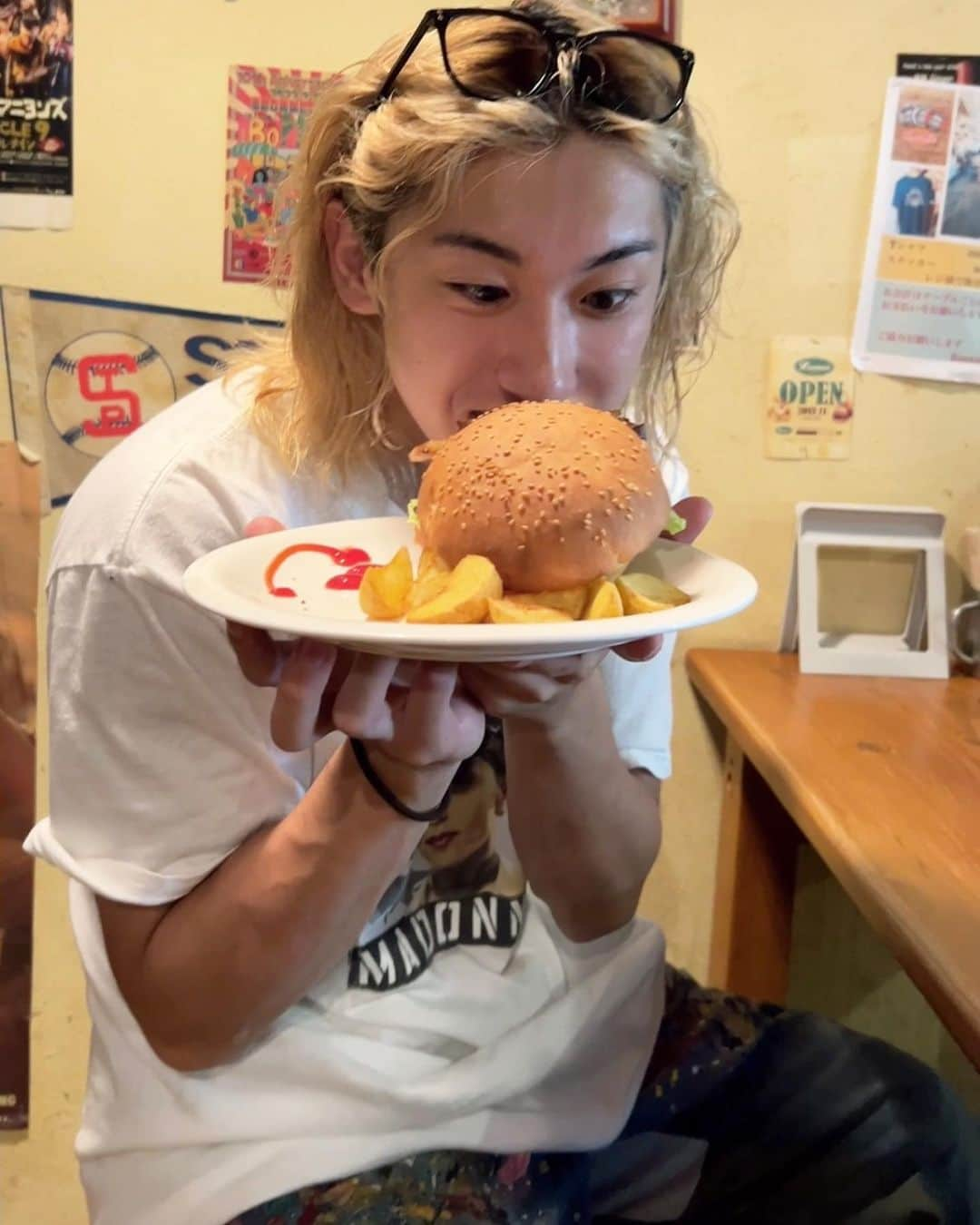 ともやんさんのインスタグラム写真 - (ともやんInstagram)「沖縄最高ハンバーガー最高🍔」8月28日 14時48分 - tmyndayo