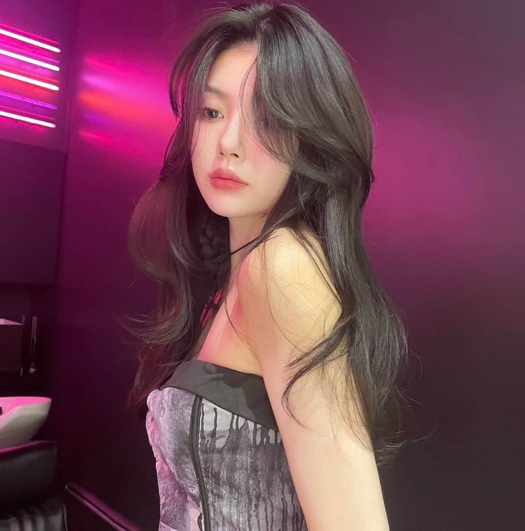 原涼香のインスタグラム：「🩷🆕今やりたい韓国レイヤーロング🆕🩷 ワンカールで簡単に可愛くなれる♡ スタイリングもちょーかんたんですദ്ദി‪- ·̫ - ̳ ㅤㅤㅤㅤㅤㅤㅤㅤㅤㅤㅤㅤㅤ 🎀韓国HAIR STYLE menu... ㅤㅤㅤㅤㅤㅤㅤㅤㅤㅤㅤㅤㅤ ☑︎カット 巻いても巻かなくても可愛いこだわりレイヤーカット♡ 45mmでワンカールのみです✔️  ☑︎プレミアムケアカラー 透明感バツグンカラーが得意です♡ ㅤㅤㅤㅤㅤㅤㅤㅤㅤㅤㅤㅤㅤ ☑︎HITAトリートメント 韓国人みたいなツヤ髪はトリートメントがマスト♡  ㅤㅤㅤㅤㅤㅤㅤㅤㅤㅤㅤㅤㅤ ご予約はリンクから🫶🏻🔗 ㅤㅤㅤㅤㅤㅤㅤㅤㅤㅤㅤㅤㅤㅤㅤㅤㅤㅤㅤㅤㅤㅤㅤㅤㅤㅤ ㅤㅤㅤㅤㅤㅤㅤㅤㅤㅤㅤㅤㅤ  #SHIMA#韓国ヘア#韓国スタイル#レイヤーカット#ワンホンヘア#ワンホン#ダークトーン#網紅#初カラー#暗髪#ベージュカラー#ラベンダーカラー#グレージュ#オリーブカラー#透明感カラー#銀座美容院#銀座美容室#美容師#시스루뱅#레이어드컷#koreanhair」