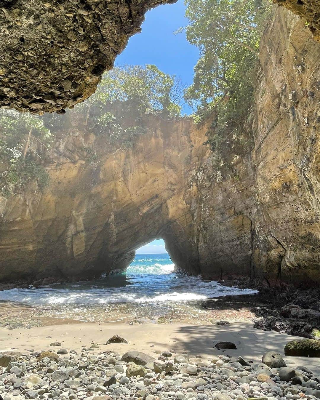 宏実のインスタグラム：「夏のおもひで🌊  #龍宮窟  #ryugucave  #ryugukutsu  #上から見るとハート  #heartshapedcave」