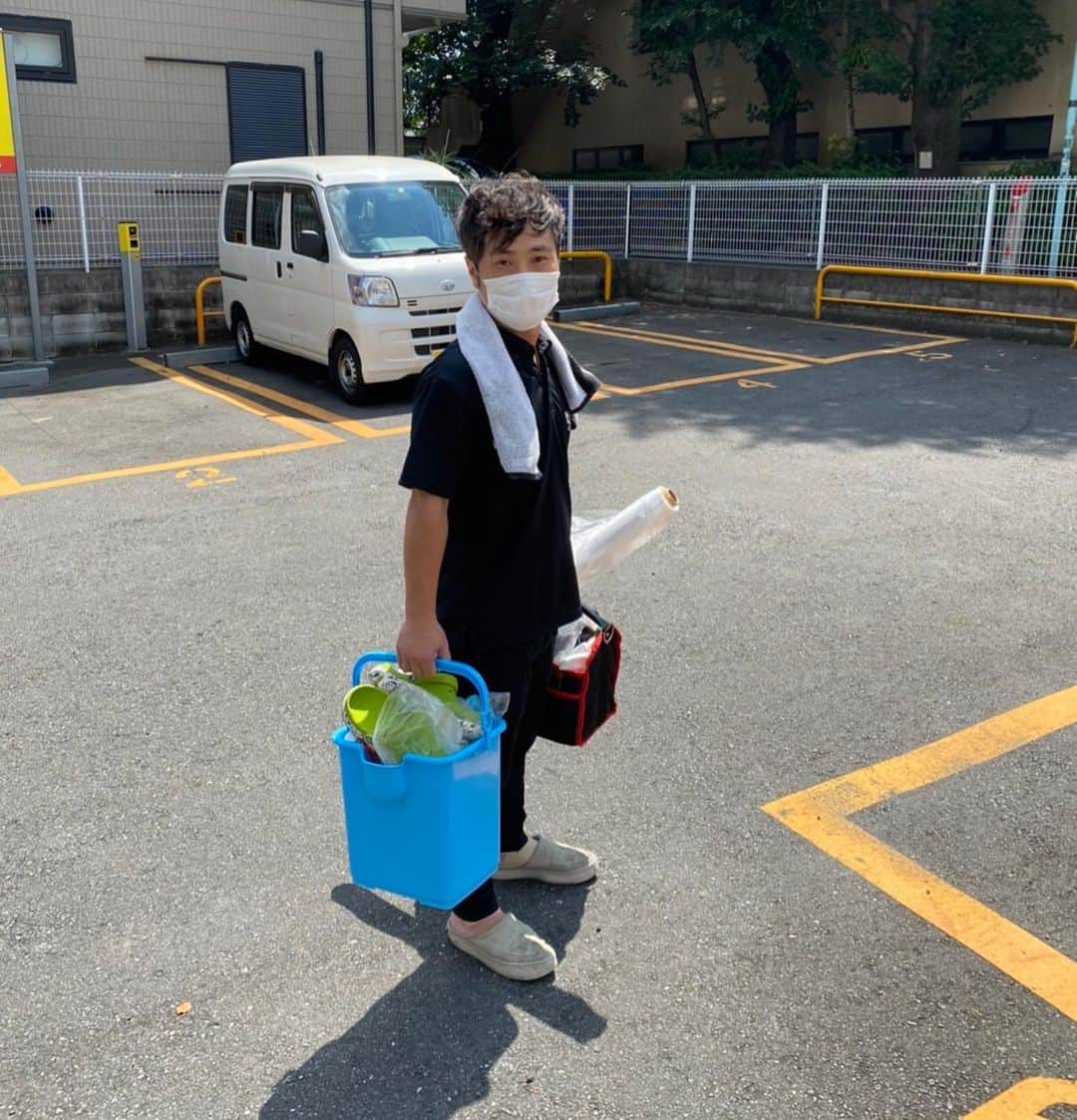 入江慎也のインスタグラム：「今日は芸人時代からずっとお世話になっていた番組ディレクターの先輩の誕生日です。 毎年LINEさせていただいておりました。 カラテカ、コンビでずっとお世話になっておりました。番組の前説をずっとやらせていただいておりました。先輩が着ない服はお金が無かった僕はよくいただいておりました。  そんな先輩が最近亡くなりました。 友達から最初知らせを聞いた時は本当にびっくりしました。 それからニュースで詳しく知りました。。。本当に悲しすぎました。  先輩がいろいろあった時、何度かお電話ではお話しさせていただきました。 その時は僕の力不足であまりお力になることは出来ませんでした。。お話を聞くことしか出来ませんでした。  この写真は先輩がピカピカ立ち上げてすぐに2020年8月にトイレ清掃でご依頼いただいた時に撮っていただきました。 先輩がお金に余裕がない中、頼んでいただいたことを今でも覚えております。お釣りはいらないとおっしゃっていただきました。  先輩は僕に  必ず復活するからな。 見ていてくれな。 と力強くおっしゃっていただきました。  まだスタッフ誰もいなく1人で回っていました。。 めちゃくちゃ懐かしいです。 なんか信じられない気持ちもあります。  本当に人生色々あります。 前向きにいけない時もあります。 どうしようもならない時も沢山あります。 僕は悔しいことも沢山今でもあります。  ただ、自分で、人生終わらせてしまったら終わりだと僕は思います。  いつか色々な経験が人生を変えてくれると信じています。  お誕生日おめでとうございます。  三年前は1人で回っていましたが、今は8人のスタッフがおります。  いけるところまで頑張っていきます。 見ていてください。  ありがとうございました。  #ピカピカ #2020年立ち上げ #先輩 #お誕生日 #おめでとうございます」