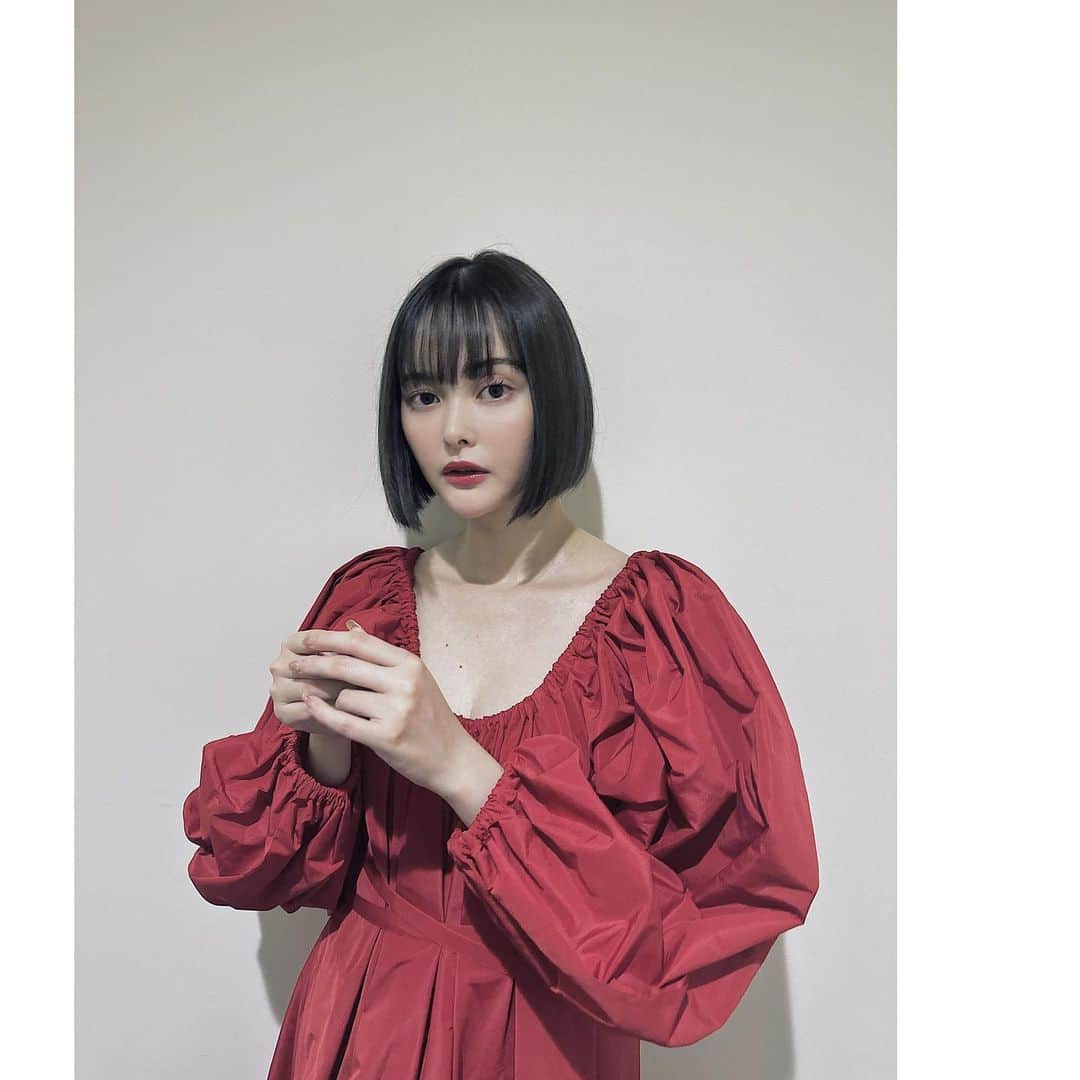 玉城ティナのインスタグラム：「さて、公開から数日経ちましたが。 改めて映画　#ミトヤマネ 無事に8月25日に公開できました🎞️ 宮崎監督と、稲葉さんと、ひなちゃんと(ビデオメッセージでね)皆さんのお顔を見てご挨拶できたこと、とっても嬉しかったです🥳💖  最初に脚本を読んだ時から、 私はミトヤマネというフラットで 透明な存在として、宮崎監督の世界🌍を皆さんにお伝えする媒介者だなあと感じておりました。  ミトヤマネに関する感想、疑問、あれはどういう事だったの？などなど皆さんのご意見をたくさん頂いております。私もそれは自分なりの解釈で演じておりますので、説明は避けさせてもらいます！(100%はできないってのもある)それはすまん😉  難しく考えずに、体験してほしい。  ただ、あなたをミトヤマネワールドに誘う準備はばっちりでございます🚀  とにかく言葉にすると全部嘘くさい、、、なんか違う、、、ってなっちゃう映画なので、皆さんに観て頂いて判断して欲しいのです。  ぜひ引き続き、応援を宜しくお願いします！ ミトヤマネでした♡」